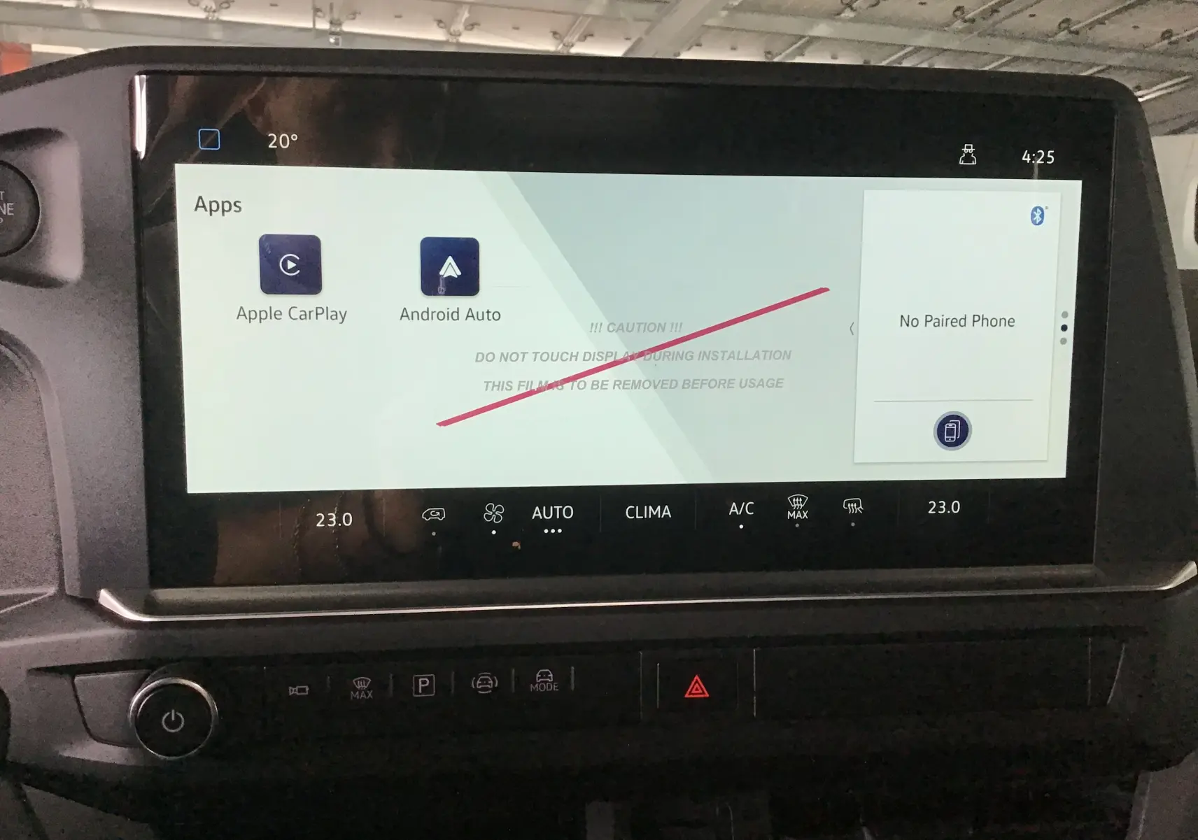 Écran tactile central du tableau de bord du Volkswagen Transporter T7 gris anthracite, affichant Apple CarPlay et Android Auto.