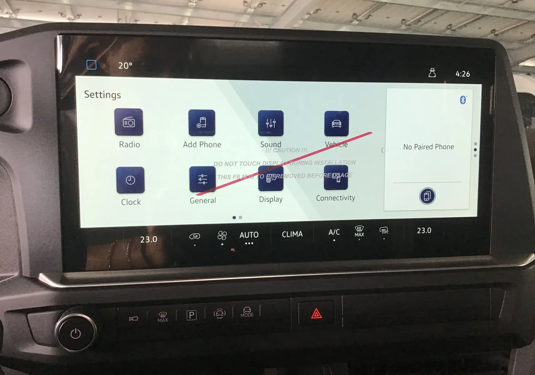 Écran tactile central du tableau de bord du Volkswagen Transporter T7 gris anthracite, affichant les réglages du système multimédia.