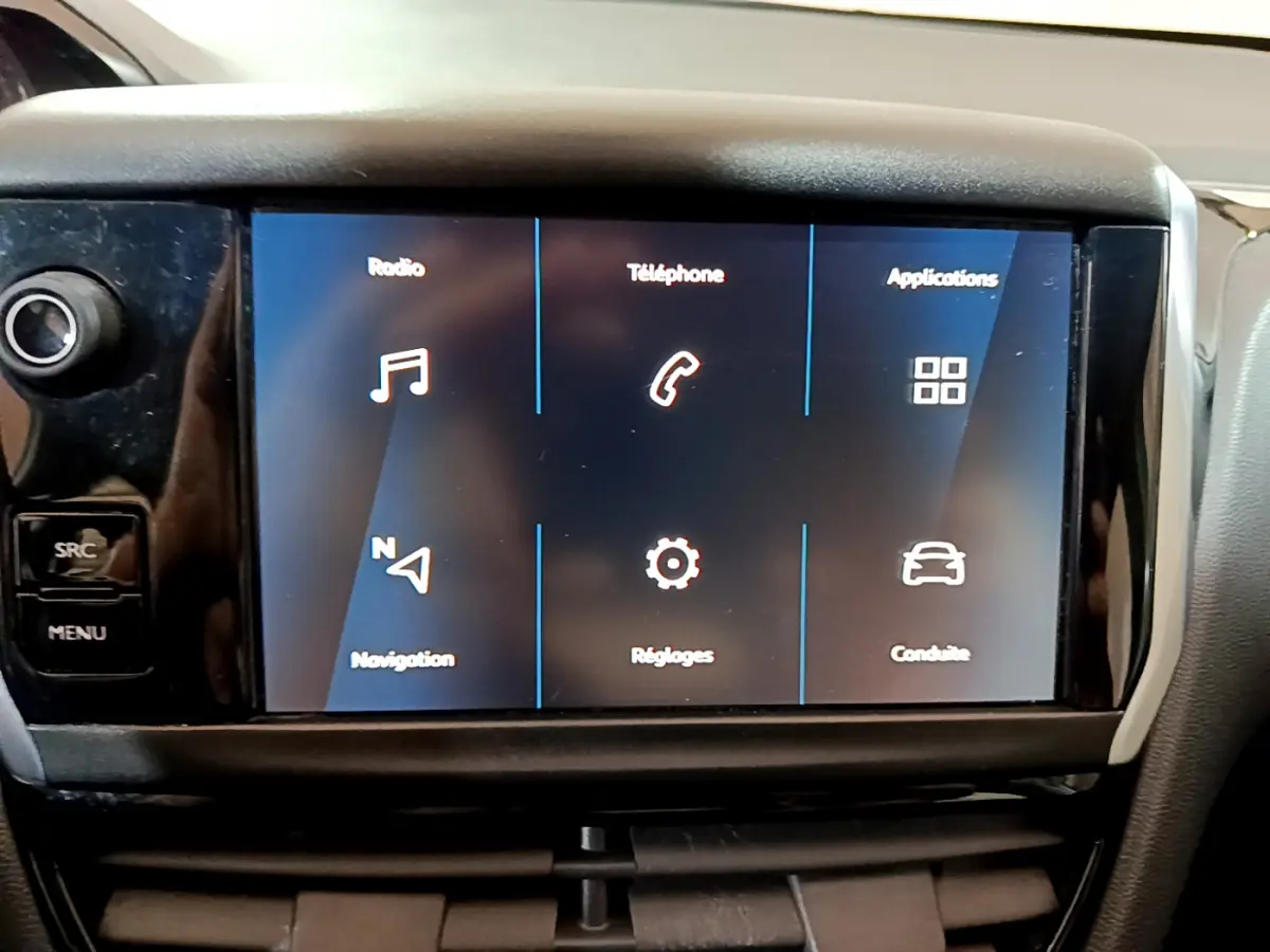 Écran tactile central de la Peugeot 208 Puretech 82 Signature 2018 affichant les menus radio, téléphone et navigation.