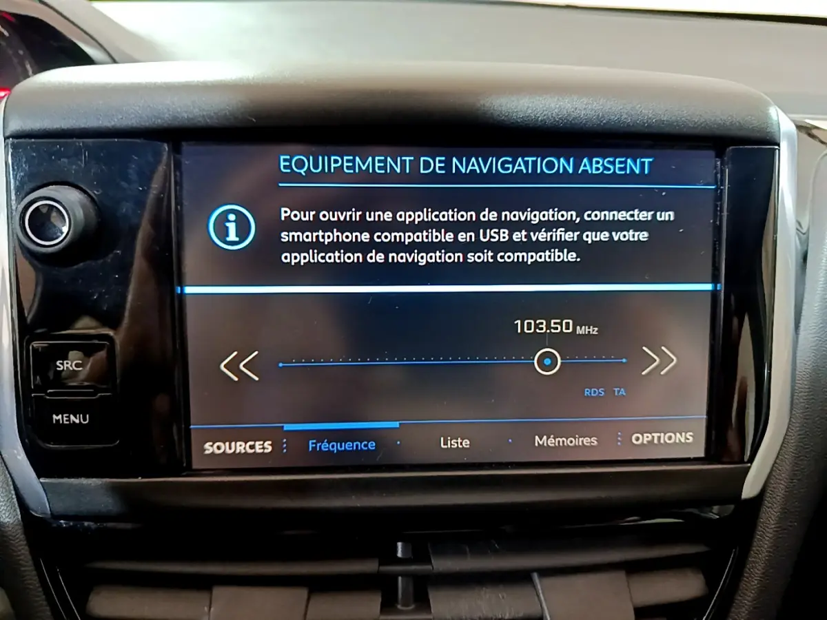 Écran tactile central du tableau de bord de la Peugeot 208 blanche affichant un message d'absence de navigation.