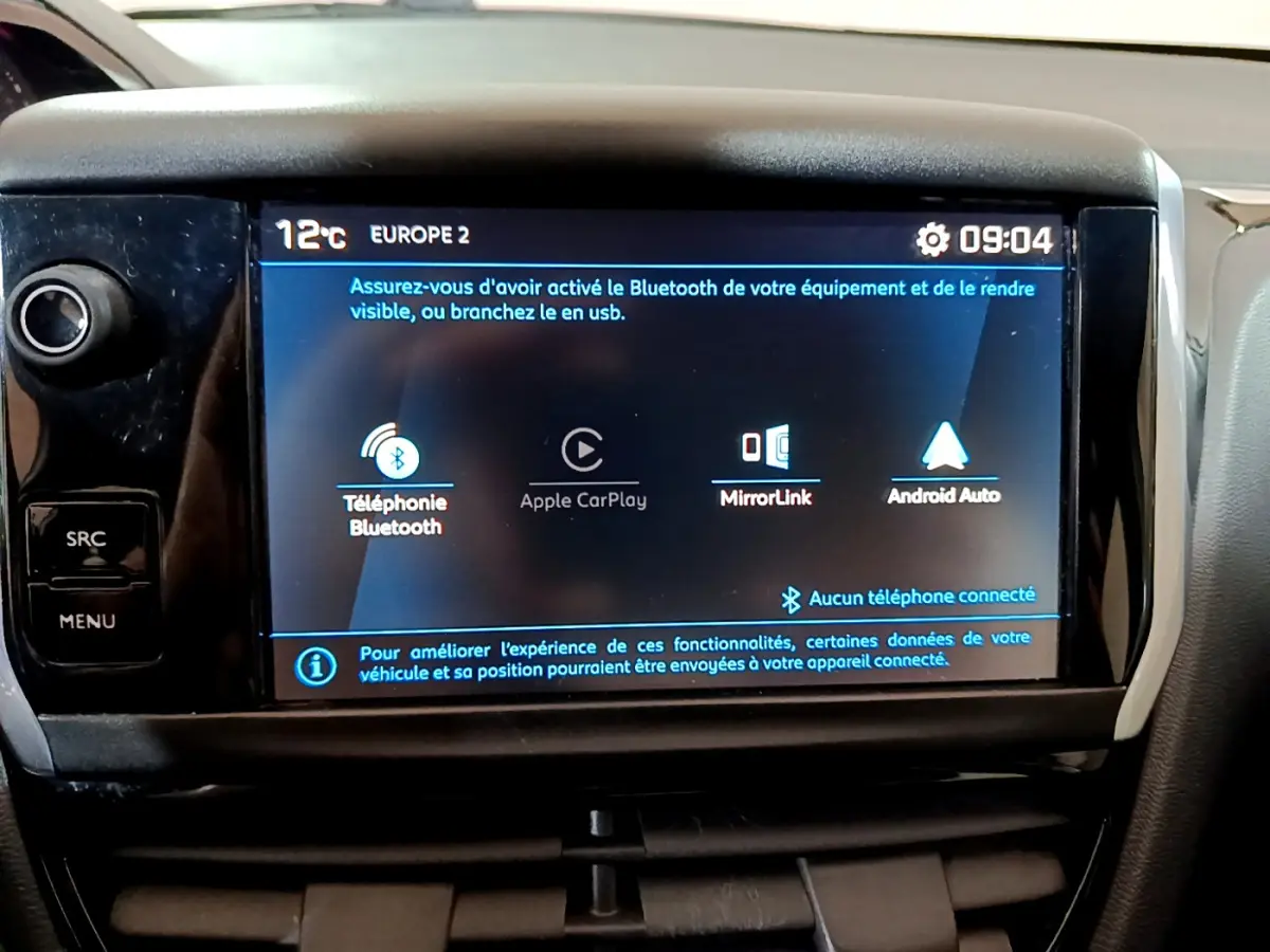 Écran tactile central de la Peugeot 208 Puretech 82 Signature affichant les options Bluetooth, Apple CarPlay, MirrorLink et Android Auto.