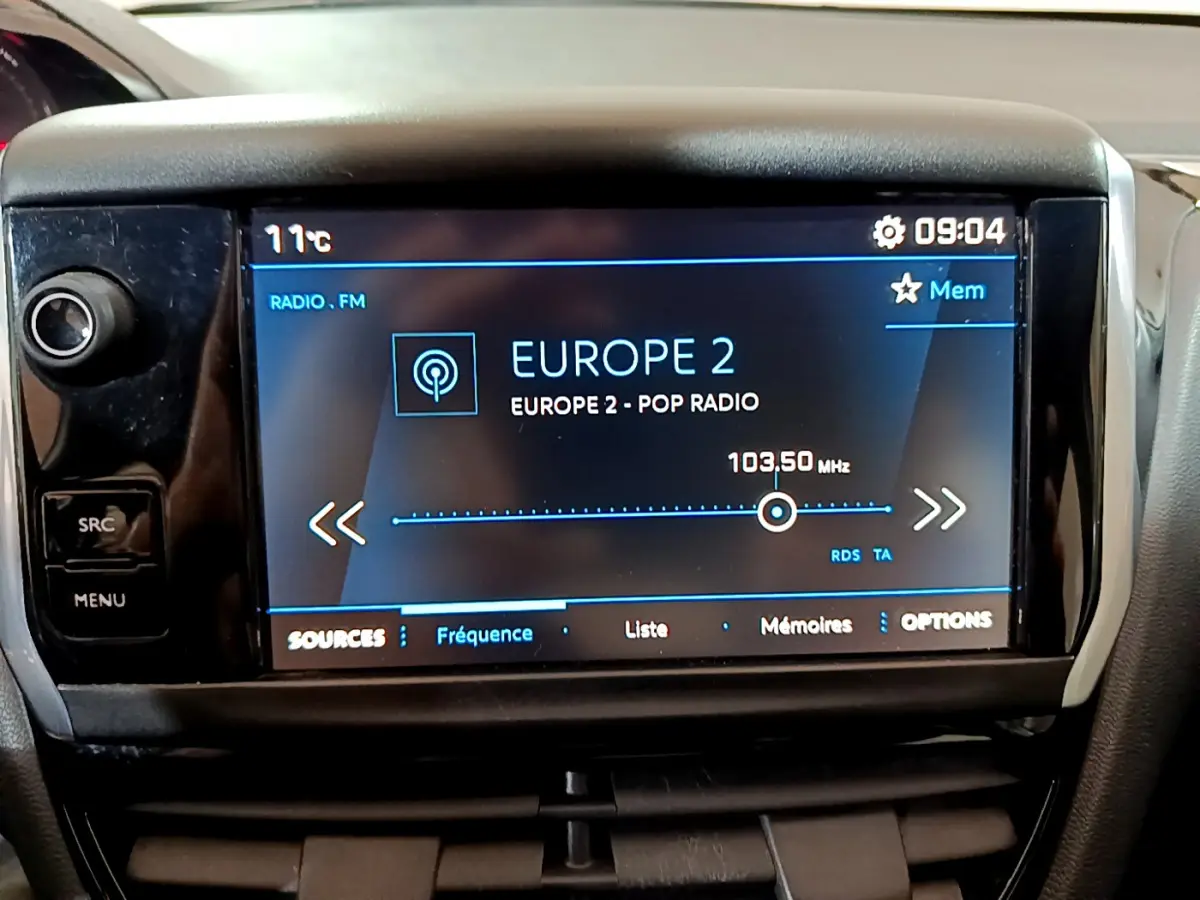 Écran tactile central de la Peugeot 208 Puretech 82 Signature affichant la radio Europe 2 à 103,5 MHz, vue frontale.