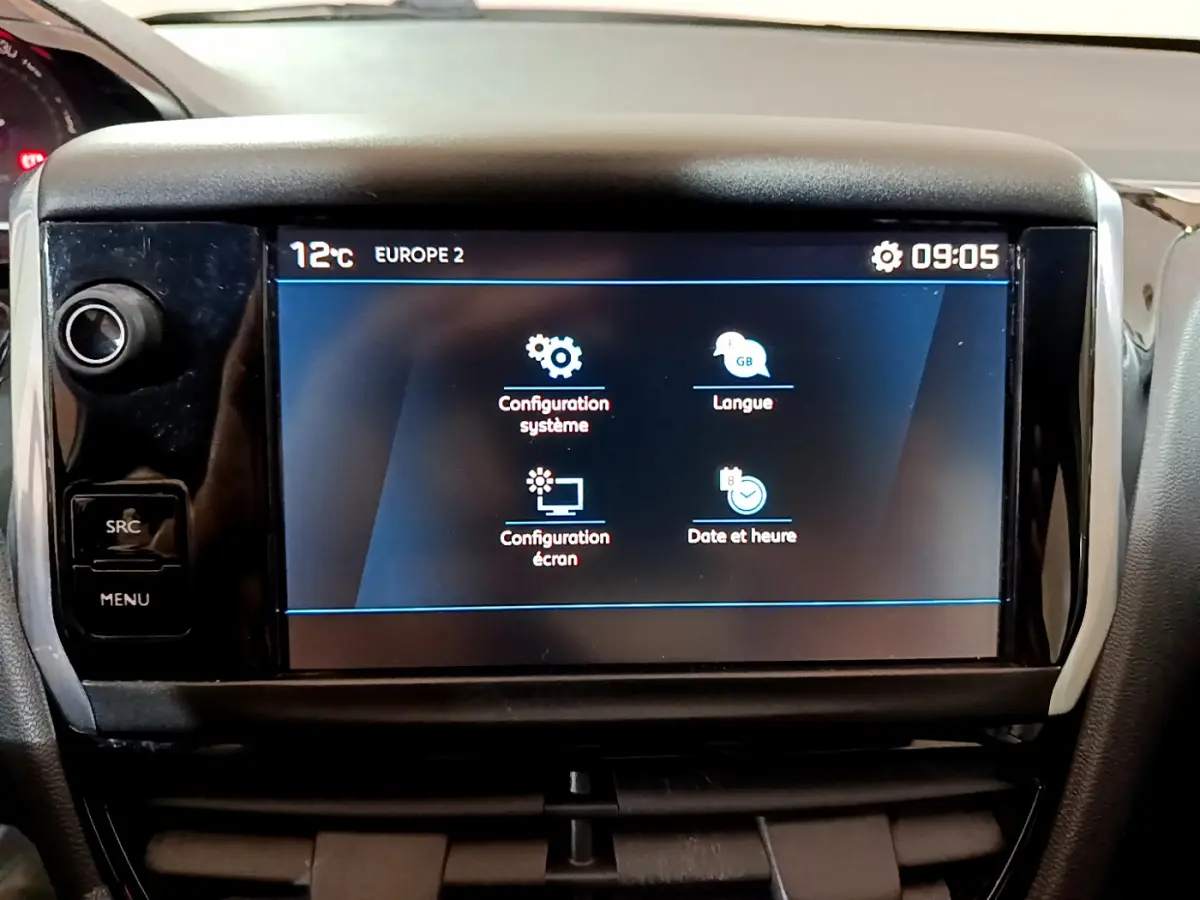 Écran tactile central du tableau de bord de la Peugeot 208 Puretech 82 Signature, vue frontale rapprochée.
