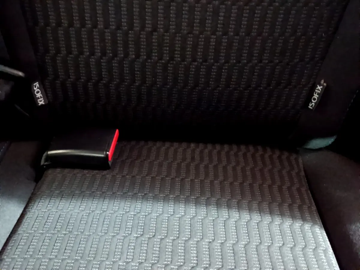 Gros plan sur la banquette arrière noire avec fixation Isofix de la Peugeot 208 Puretech 82 Signature 2018.