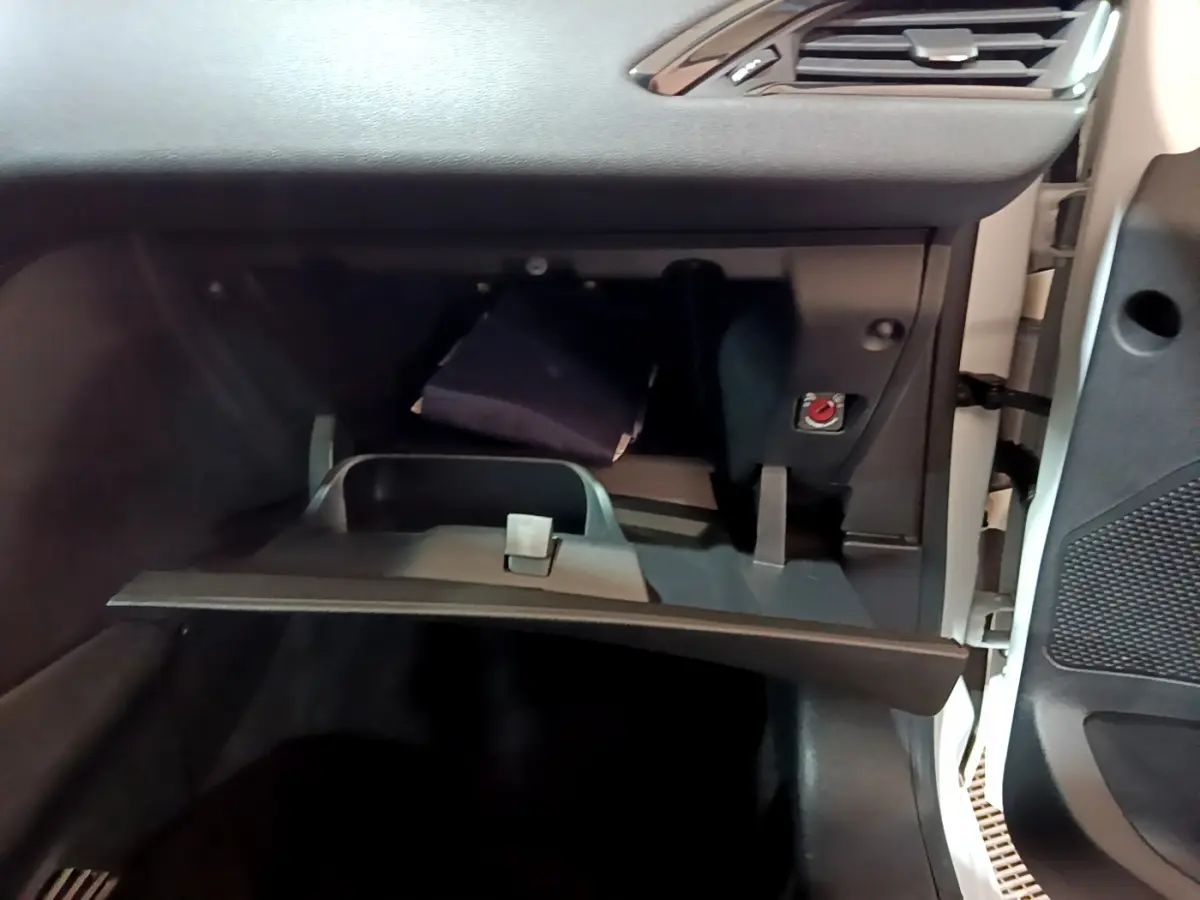 Gant de boîte à gants ouvert côté passager d'une Peugeot 208 Puretech 82 Signature blanche de 2018.