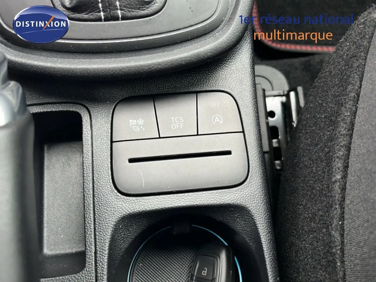 Gros plan sur la console centrale avec les boutons de contrôle et le porte-gobelet d'une Ford Puma gris magnetic 2024.