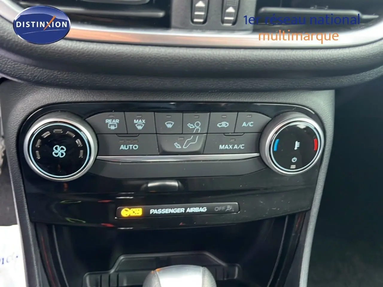 Vue rapprochée de la console centrale du Ford Puma 2024, montrant les commandes de climatisation et le levier de boîte automatique.