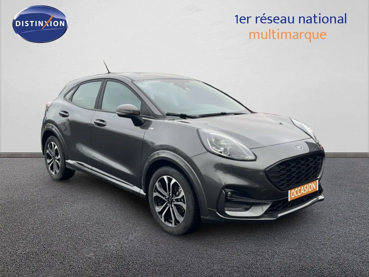 Ford Puma 1.0 EcoBoost Hybrid gris magnetic metal en 3/4 avant droit, avec jantes alliage bicolores et calandre noire.