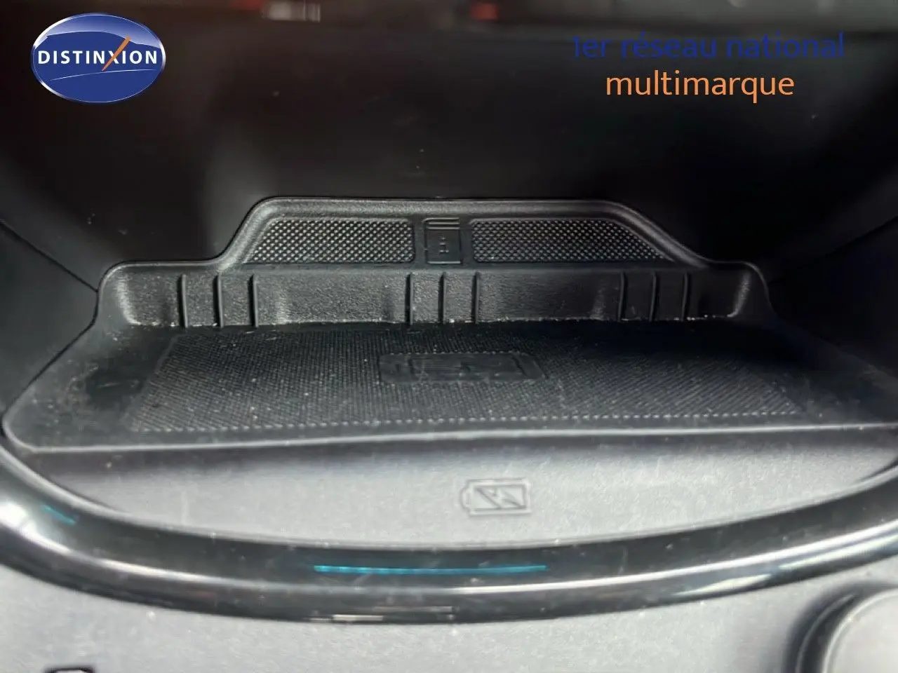 Gros plan sur le compartiment de recharge sans fil à l'intérieur d'une Ford Puma 2024, finition ST-Line gris magnetic metal.