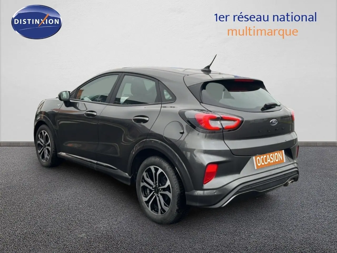 Vue 3/4 arrière droite d'un Ford Puma gris Magnetic Metal avec jantes bi-ton et feux LED distinctifs.