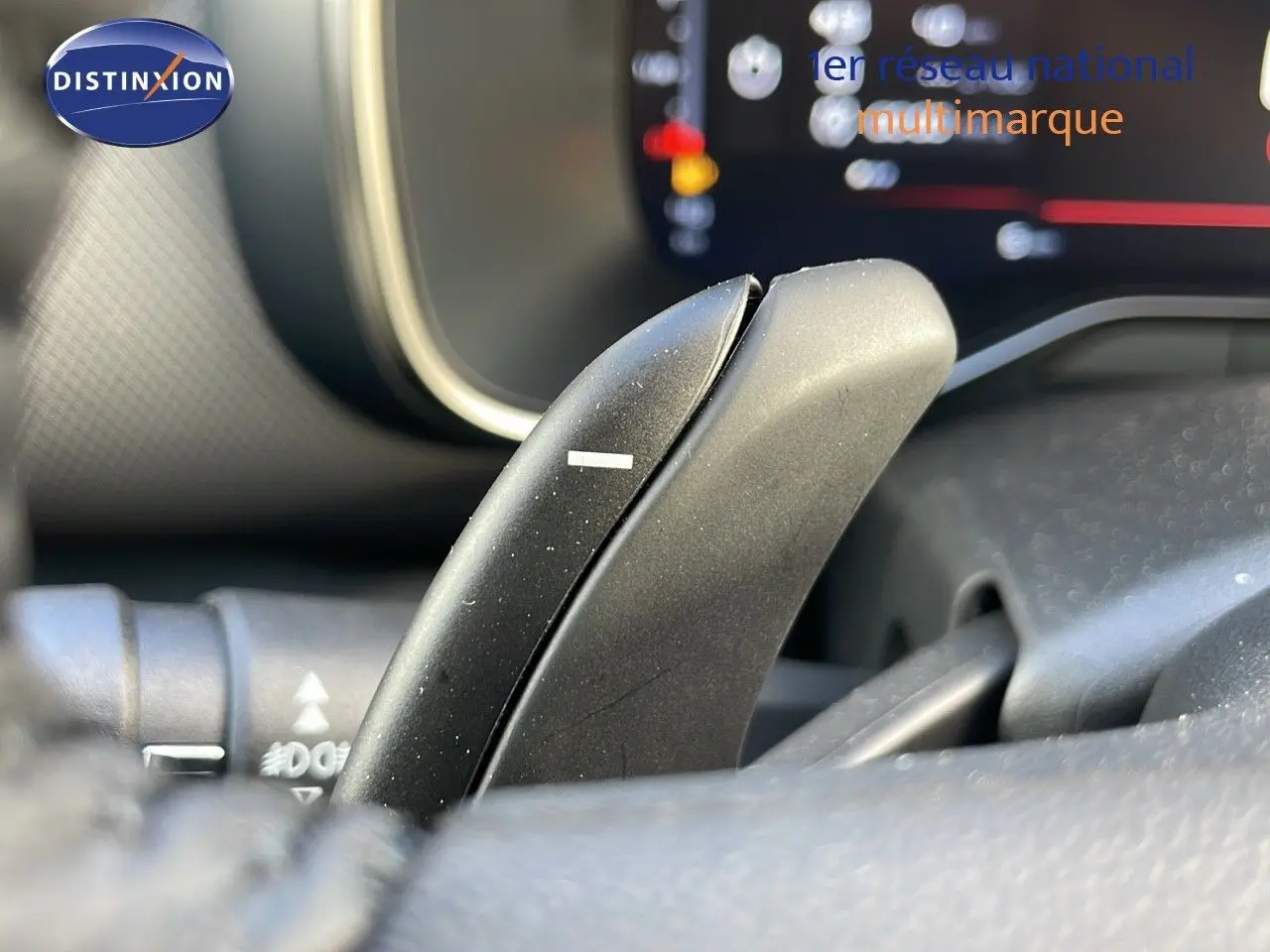 Gros plan sur la palette de changement de vitesse noire à l'intérieur du Citroën C5 Aircross bleu Eclipse Metal.