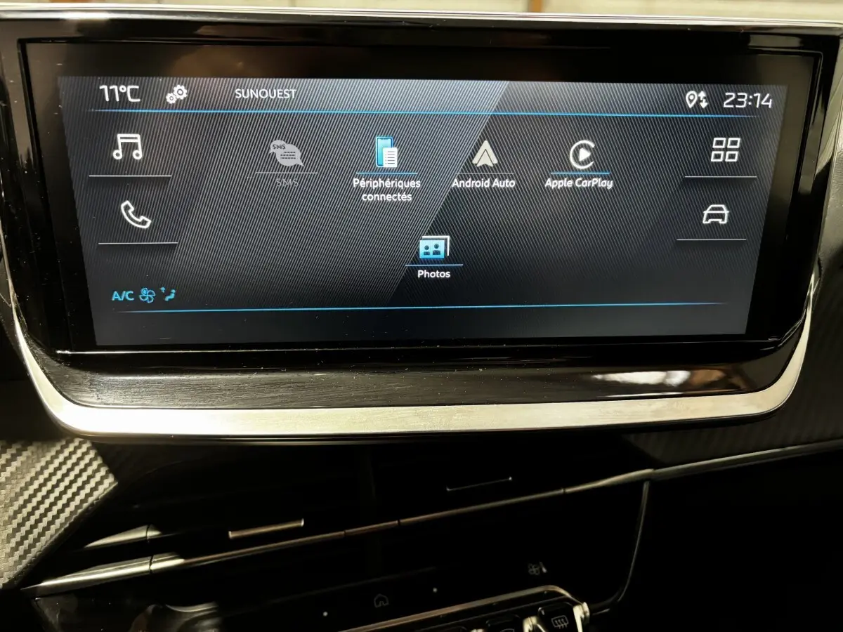 Écran tactile central 7 pouces du tableau de bord de la Peugeot 208 gris clair PureTech 100 S&S Active 2024