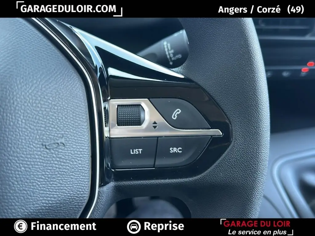 Gros plan sur les commandes gauche du volant noir du Peugeot Rifter bleu 2024, boutons LIST, SRC et téléphone visibles.