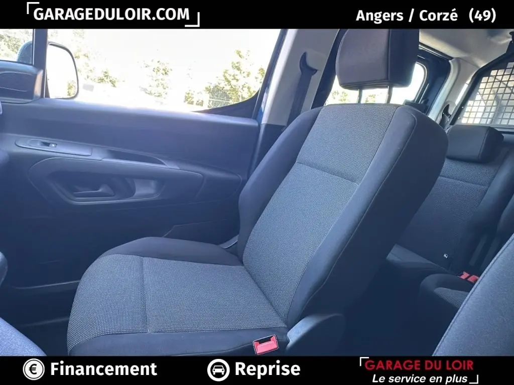 Intérieur côté passager du Peugeot Rifter 1.5 BlueHDi 100 2024, siège tissu gris avec porte bleu visible en arrière-plan.