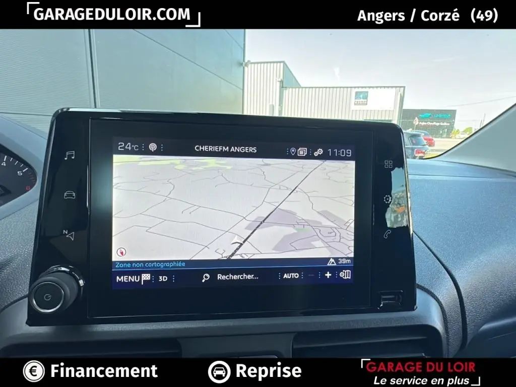 Vue intérieure sur l’écran tactile du système de navigation du Peugeot Rifter bleu 2024, version Allure.