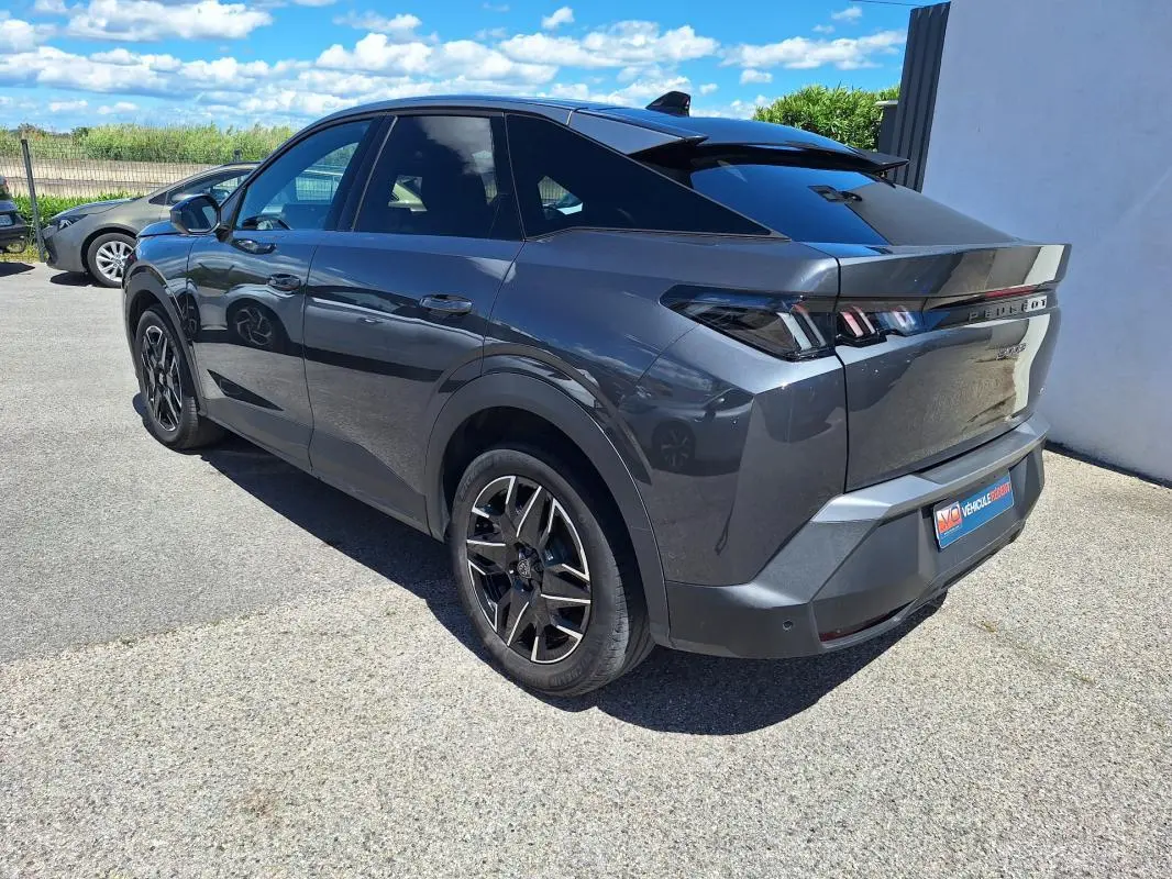 Vue 3/4 arrière droite d’un Peugeot 3008 Hybrid gris foncé avec jantes alliage 19 pouces et feux arrière LED distinctifs.
