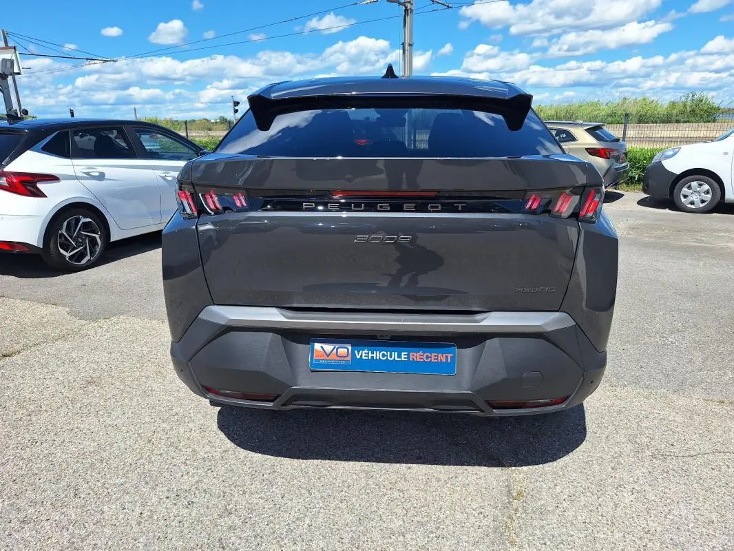 Vue arrière d’un Peugeot 3008 Hybrid gris foncé 2025 avec feux arrière à griffes et jantes alliage 19 pouces.