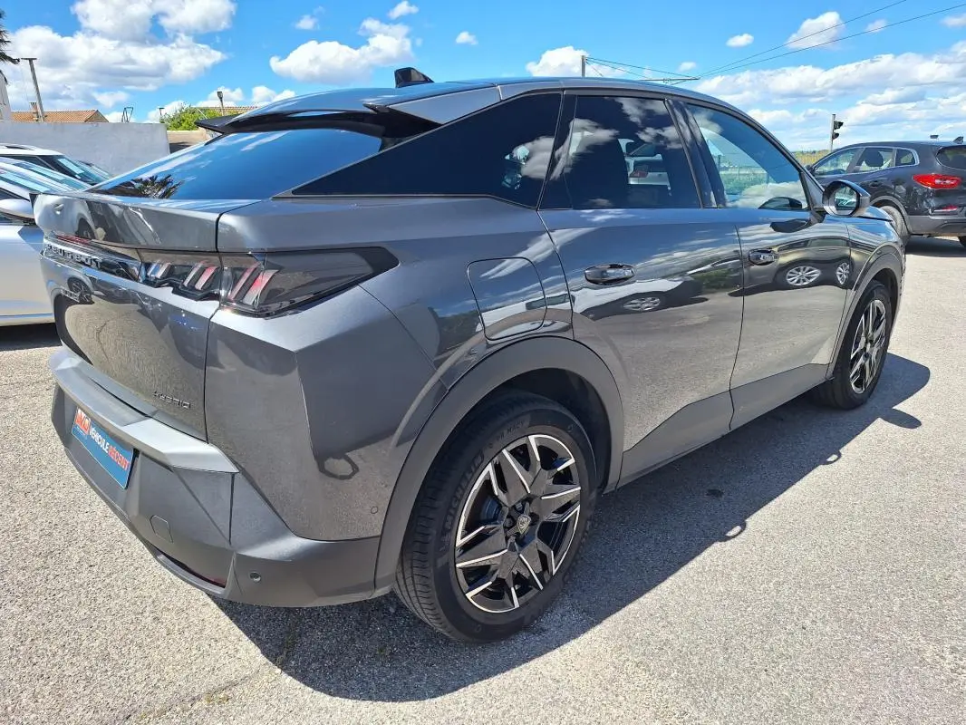 Vue 3/4 arrière droite d’un Peugeot 3008 Hybrid gris foncé avec jantes alliage 19 pouces et feux arrière LED distinctifs.
