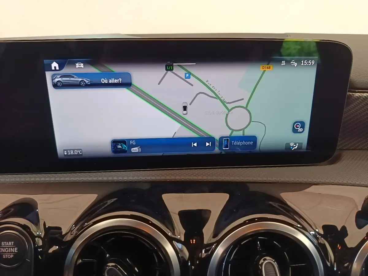 Écran tactile central affichant la navigation 3D dans l'habitacle d'une Mercedes Classe A noire, vue de face.