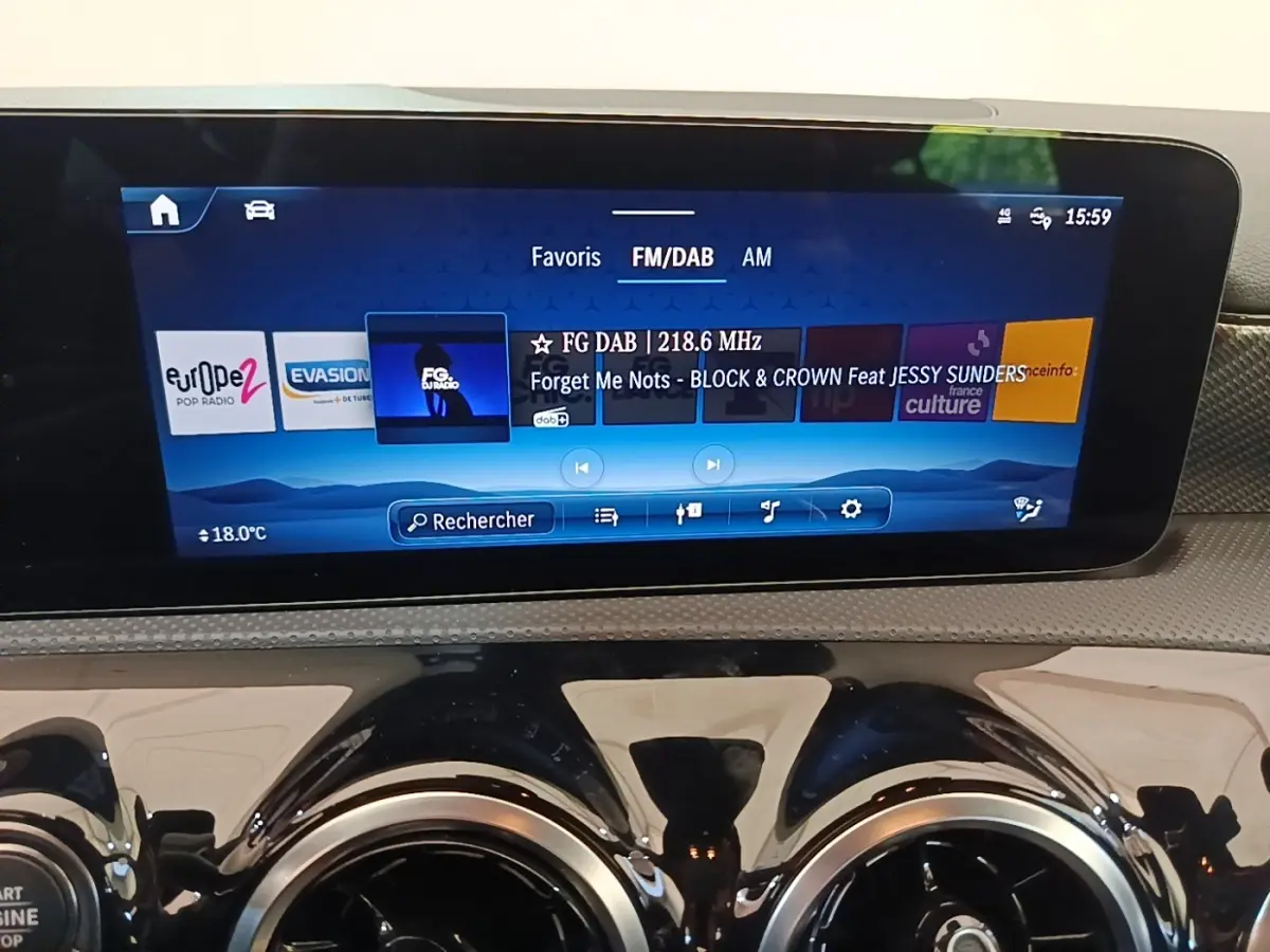Écran tactile central de 10,25 pouces sur tableau de bord noir brillant de Mercedes Classe A 250 e 2023.