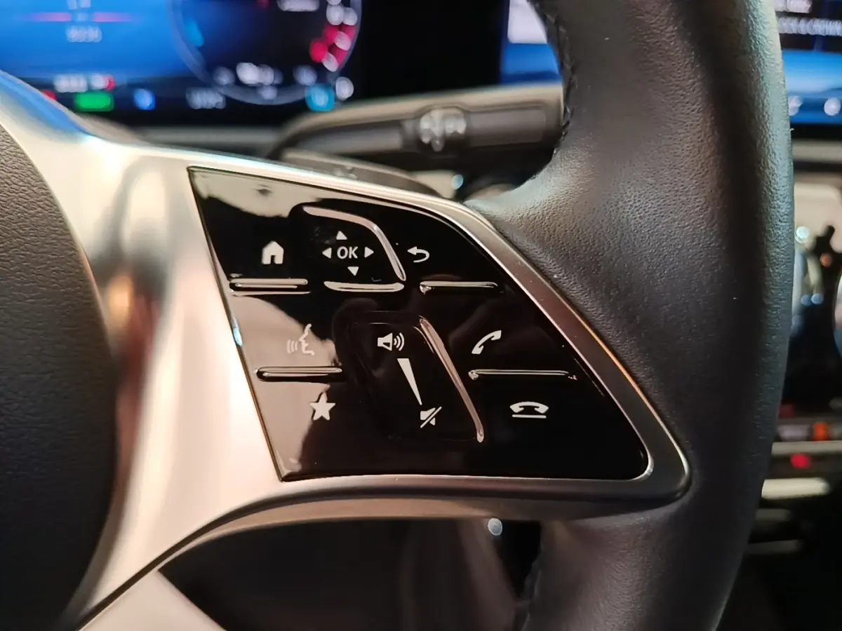 Gros plan sur les commandes tactiles noires à gauche du volant cuir de la Mercedes Classe A 250 e Business Line 2023.