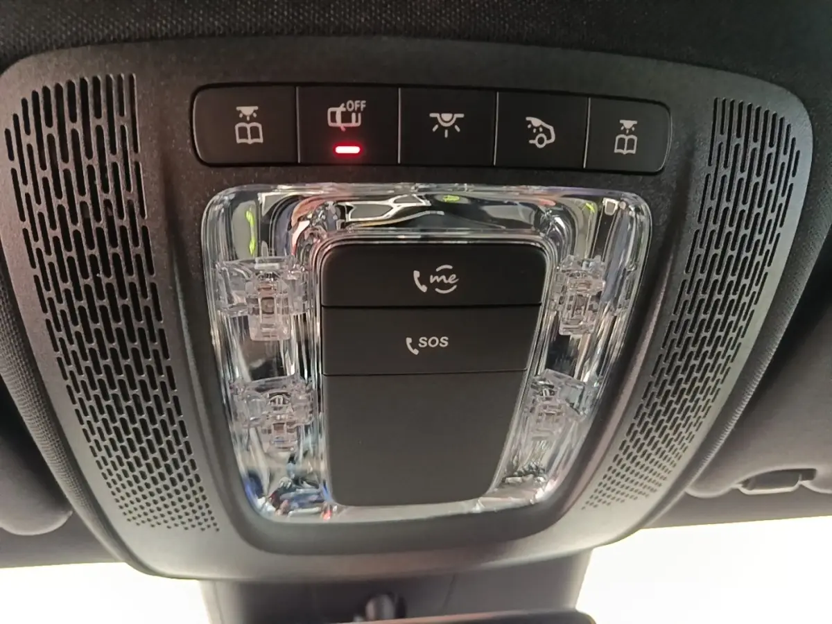 Vue en contre-plongée du plafonnier noir avec commandes d'appel d'urgence et éclairage dans une Mercedes Classe A 250 e 2023.