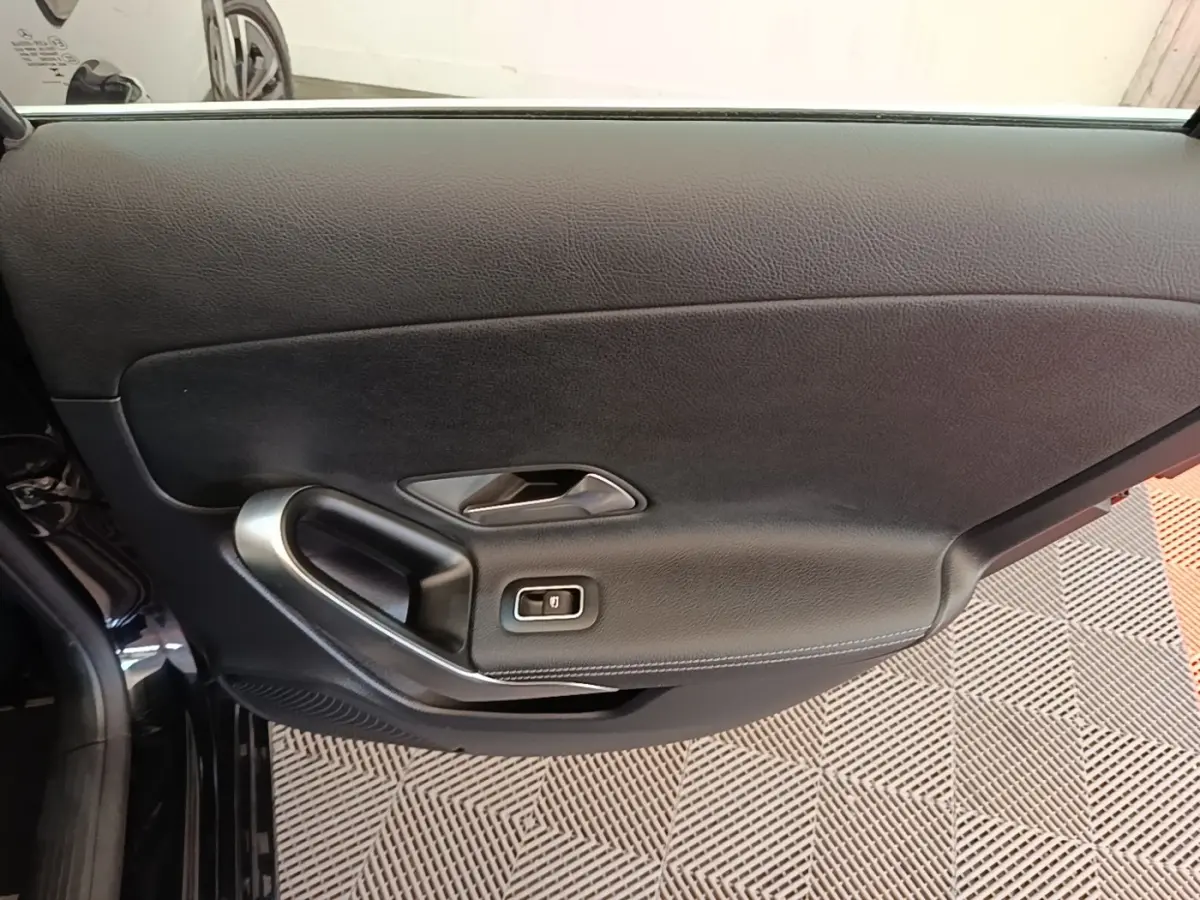 Vue rapprochée de la porte intérieure côté gauche noire de la Mercedes Classe A 250 e Business Line 2023.