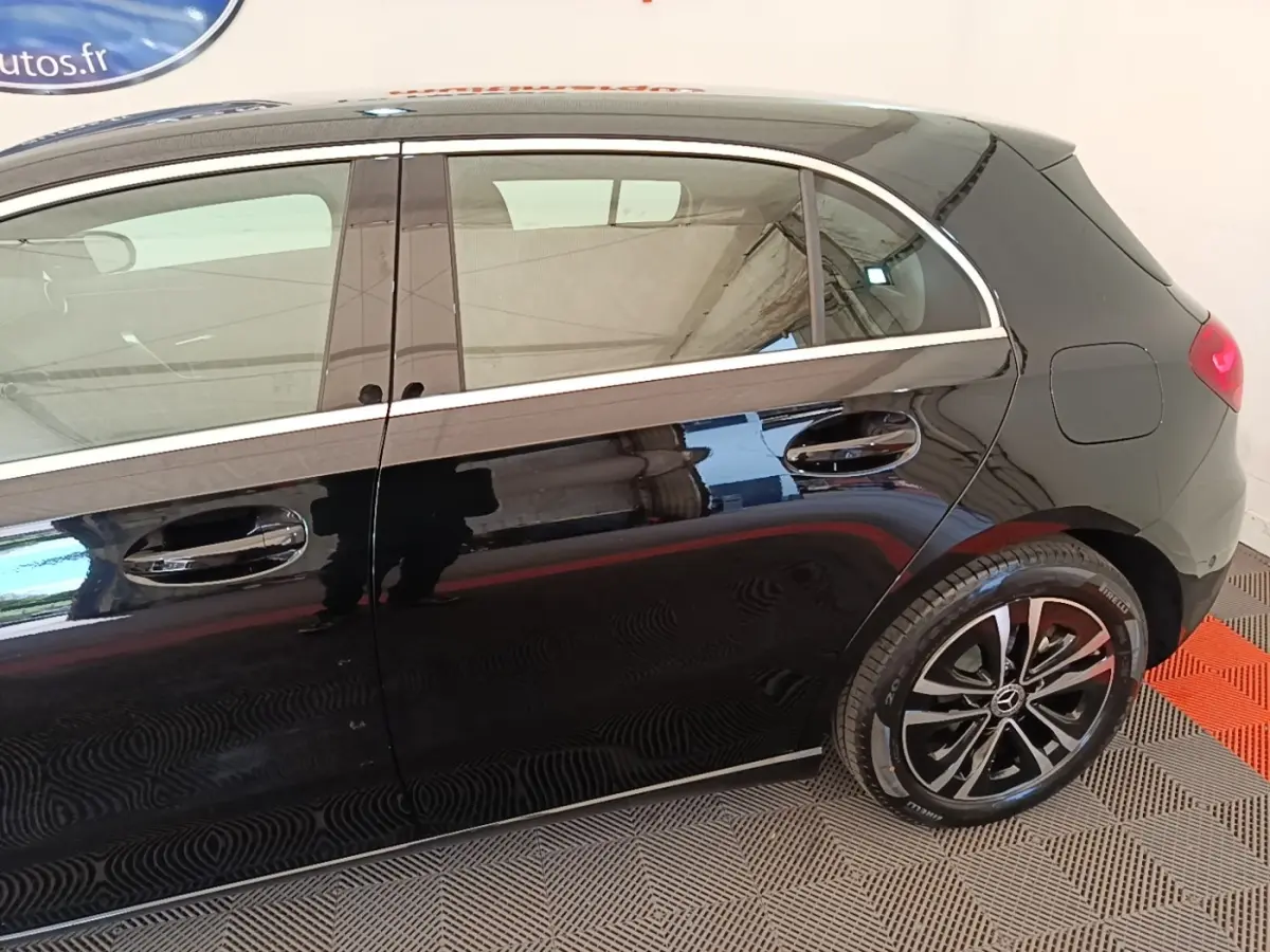 Vue latérale droite d'une Mercedes Classe A 250 e Business Line noire avec jantes alliage distinctives.