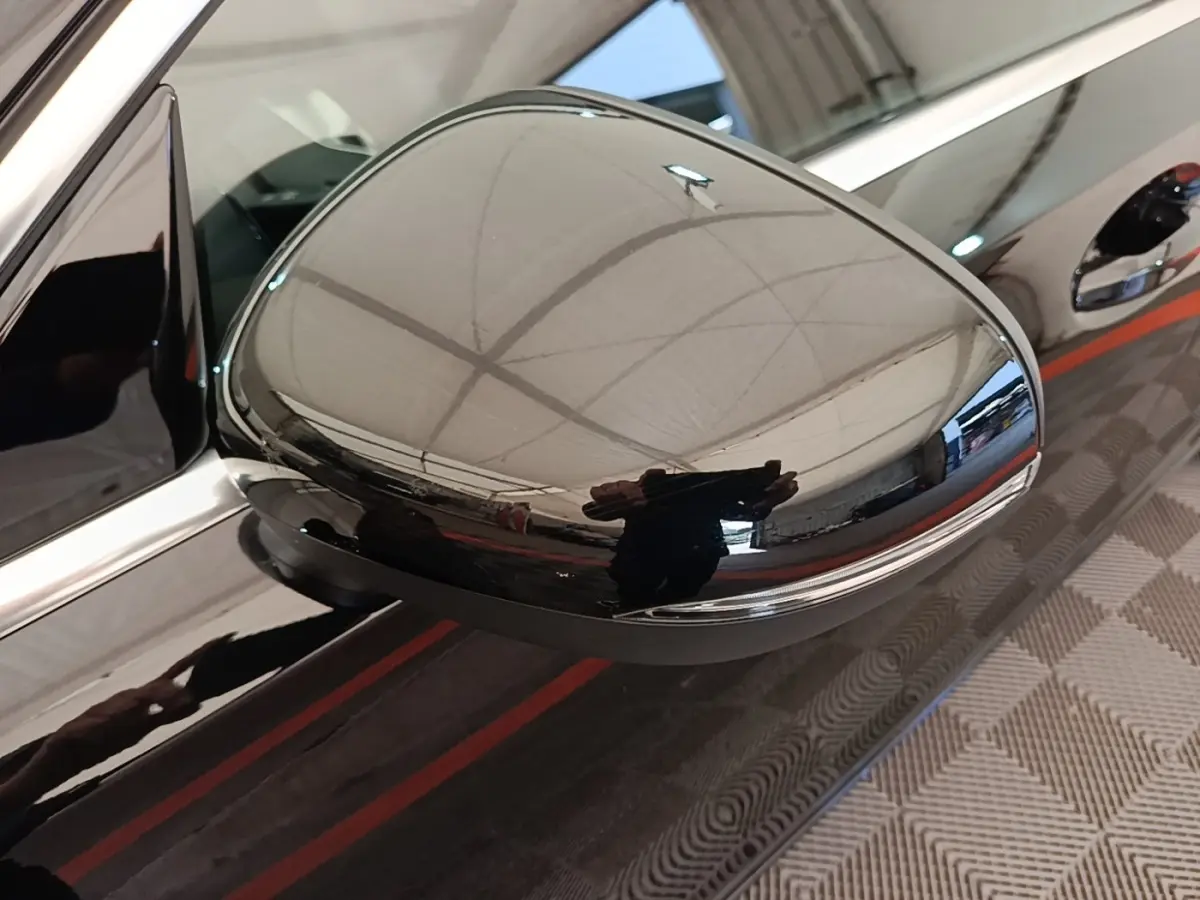 Rétroviseur extérieur droit noir brillant de la Mercedes Classe A 250 e Business Line 2023, vue rapprochée côté passager.