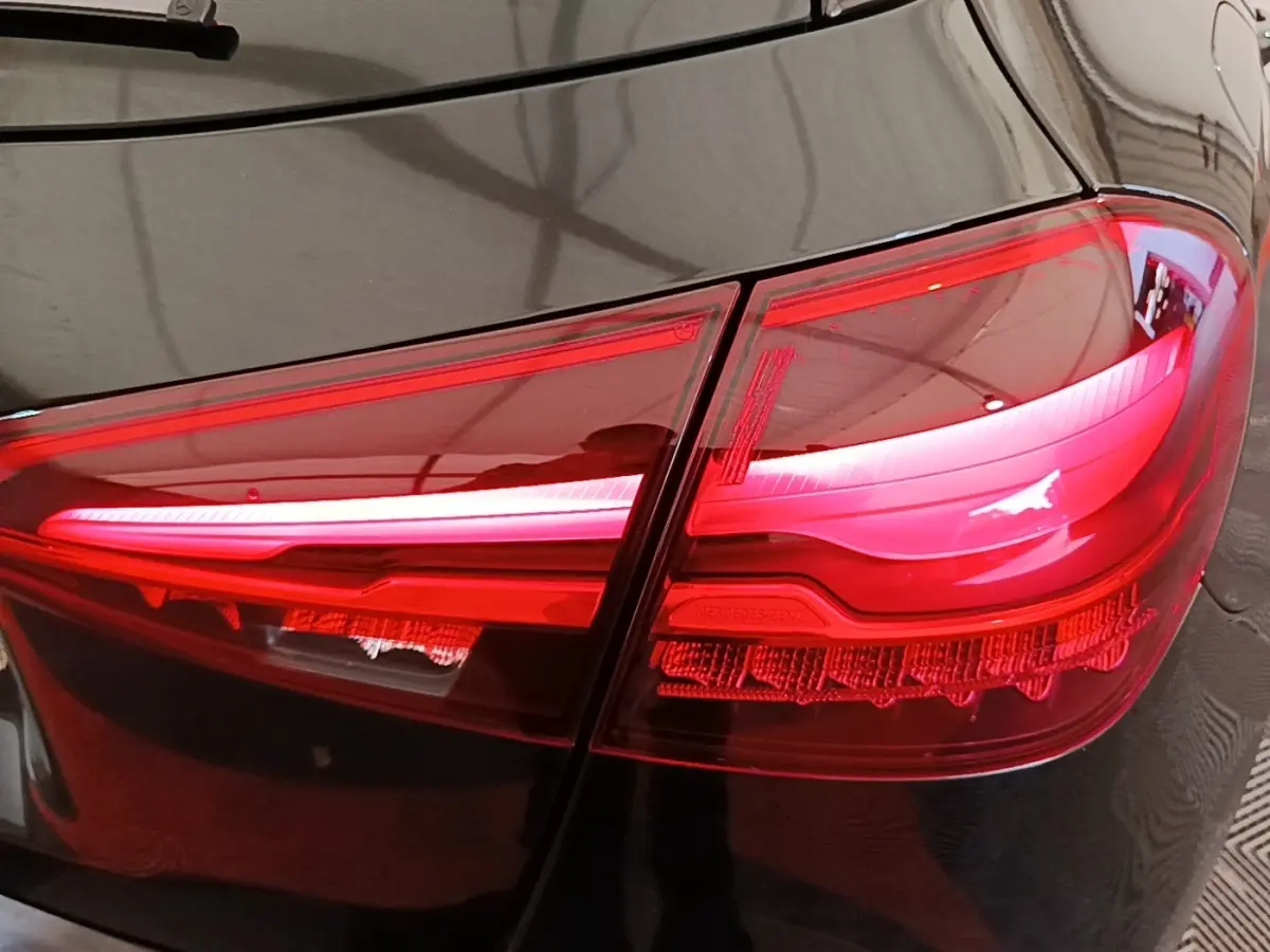 Gros plan sur les feux arrière rouges d’une Mercedes Classe A 250 e Business Line noire, vue côté gauche arrière.