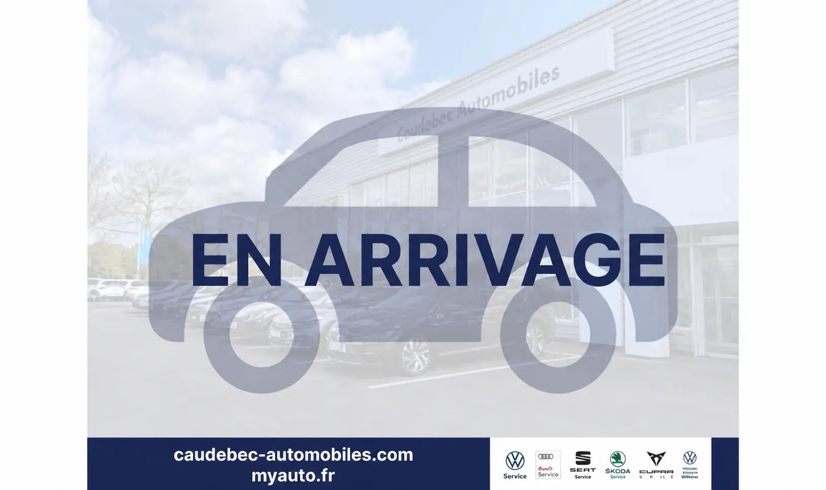 Vue 3/4 avant d’un Volkswagen Taigo gris avec toit noir et jantes alliage 18 pouces, stationné devant un bâtiment.