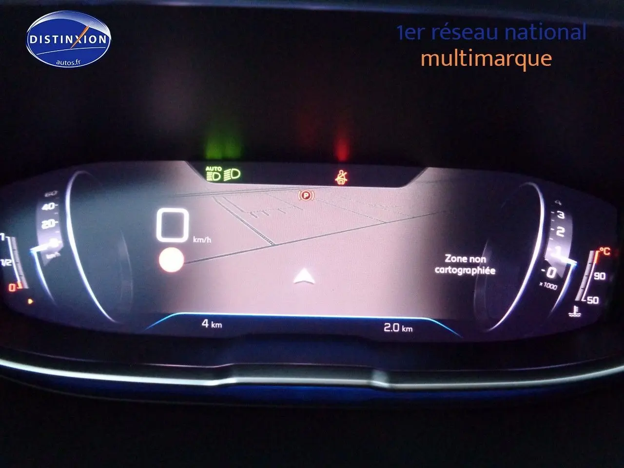 Tableau de bord numérique du Peugeot 3008 noir, affichant la navigation et compte-tours à 0 tr/min.