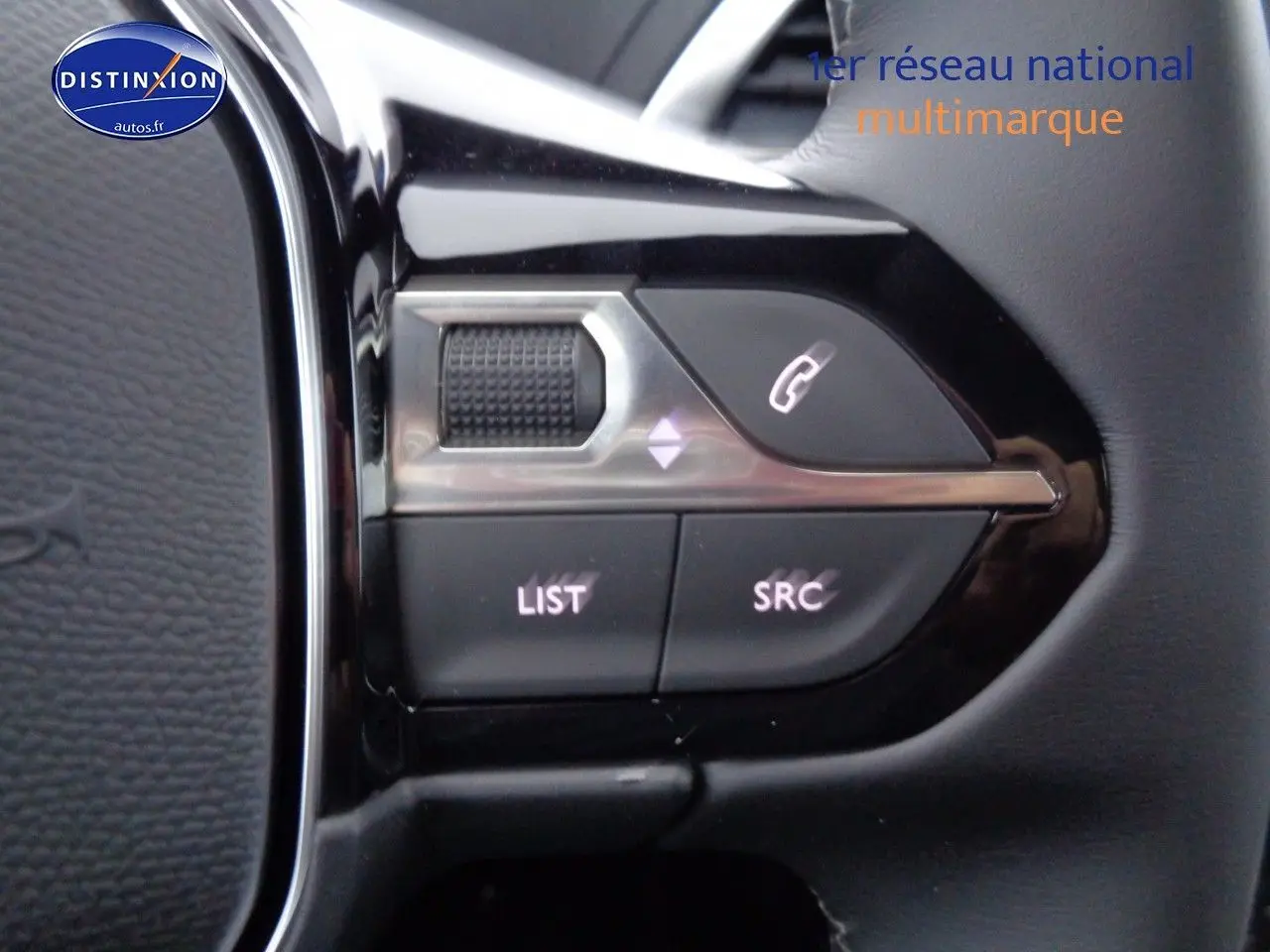 Gros plan sur les commandes au volant du Peugeot 3008 noir Perla Metal, boutons pour téléphone et audio visibles.