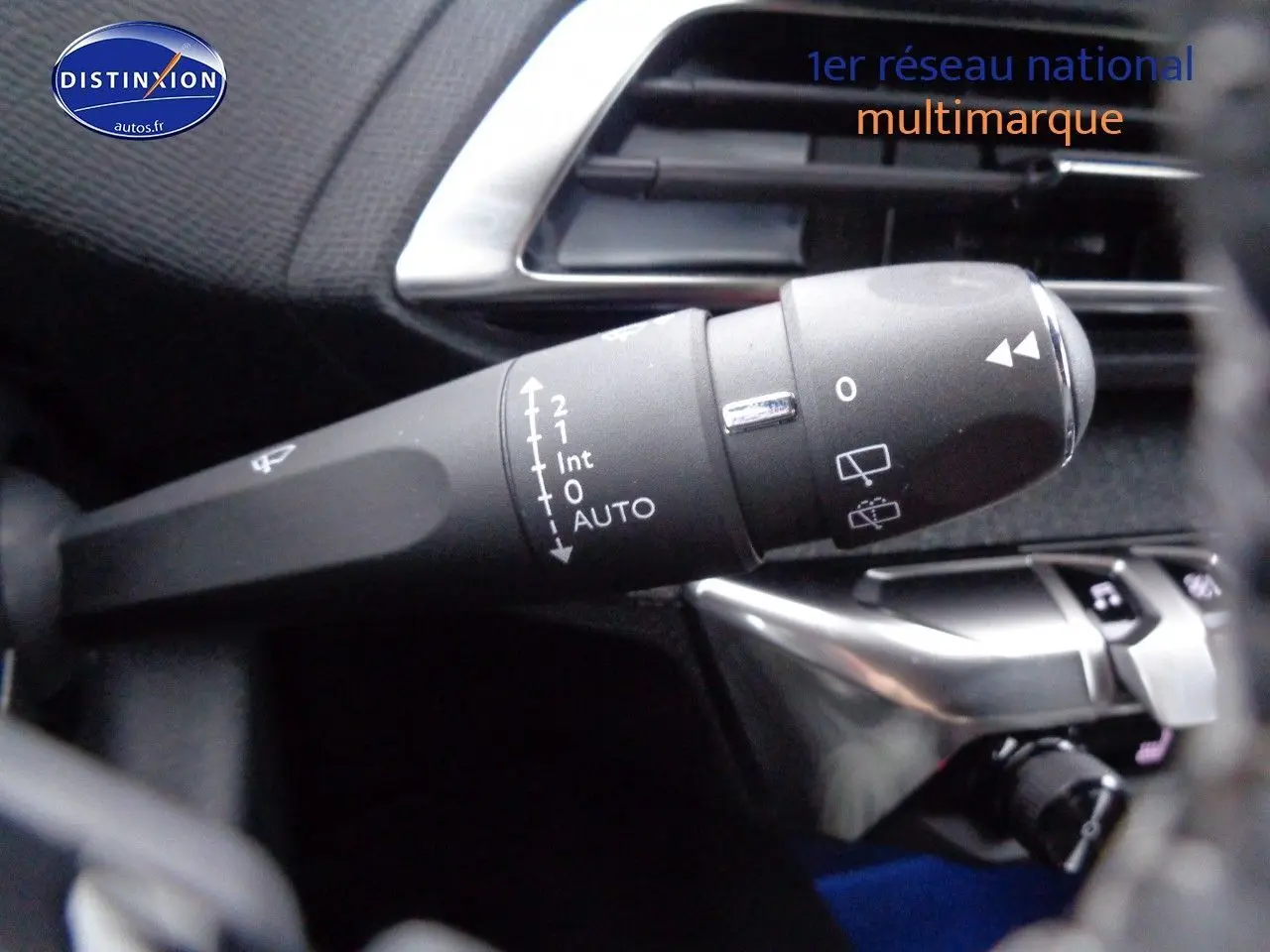 Gros plan sur la commande d’essuie-glace du Peugeot 3008 noir perla metal, mettant en valeur les réglages automatiques.