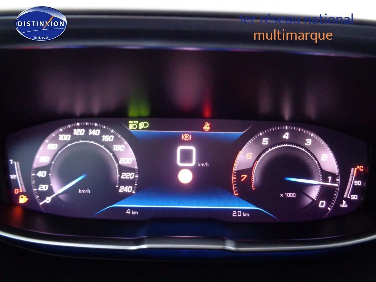 Tableau de bord numérique du Peugeot 3008 2023 affichant vitesse, compte-tours et indicateurs lumineux en lumière bleue.