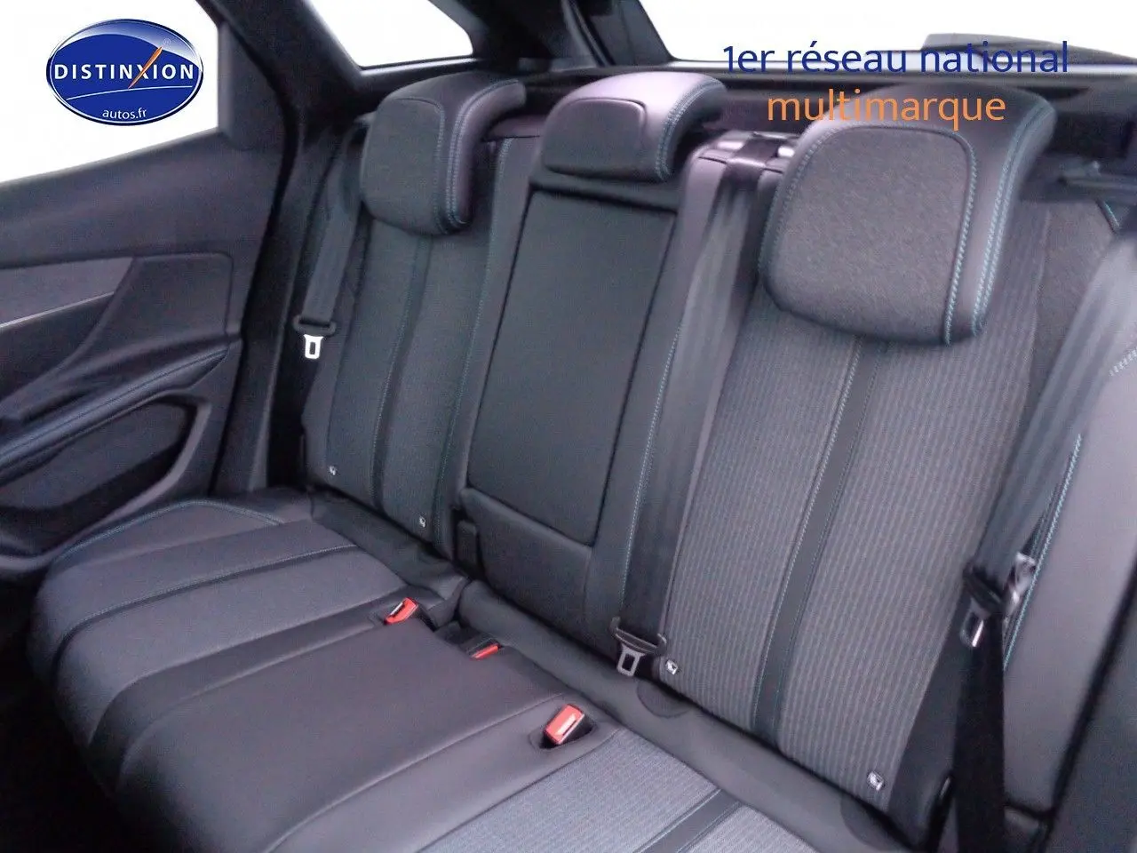 Vue intérieure du siège arrière en tissu gris et cuir noir du Peugeot 3008 2023 côté droit.