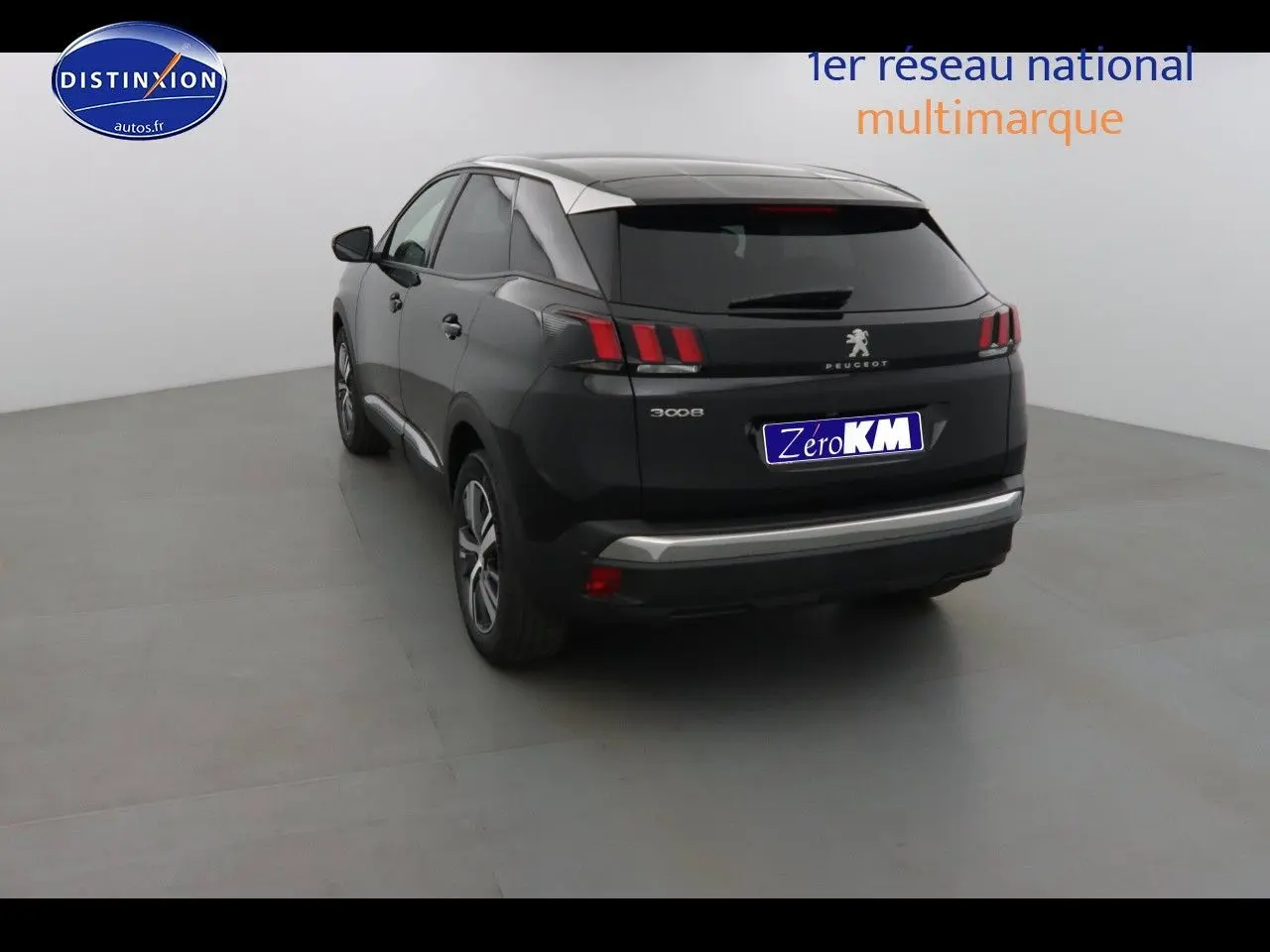 Peugeot 3008 noir perla metal vue 3/4 arrière droit dans un studio avec feux arrière LED distinctifs.