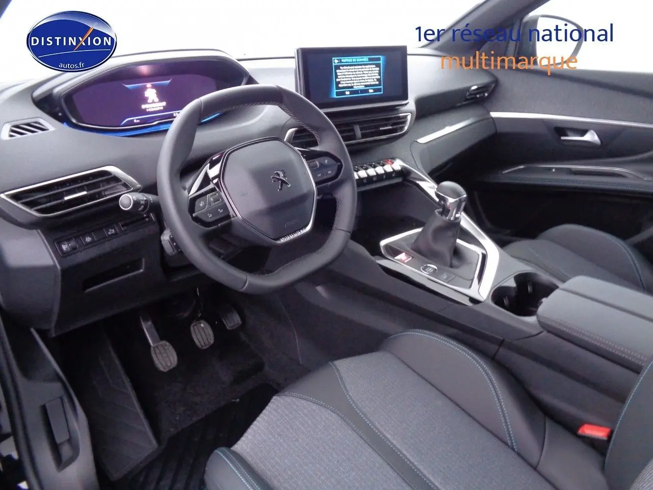 Intérieur moderne du Peugeot 3008 2023 avec tableau de bord numérique et levier de vitesse manuel visible côté conducteur.