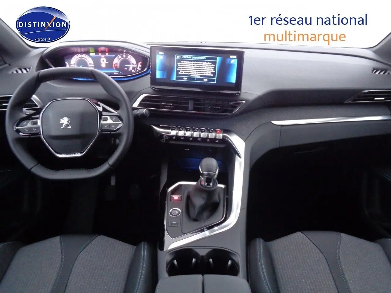 Intérieur du Peugeot 3008 2023 vu de face, tableau de bord moderne avec écran tactile et volant compact noir.