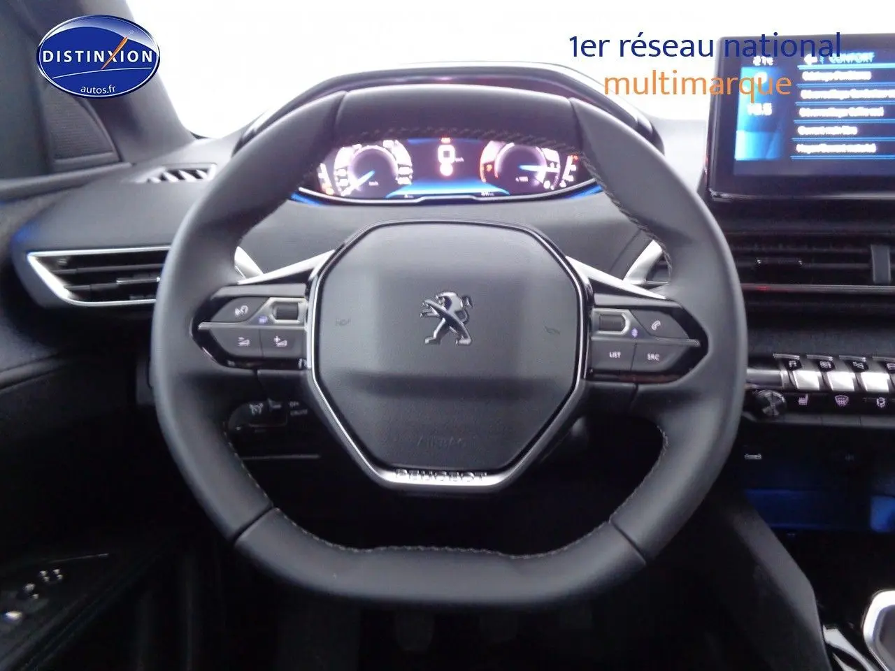 Volant compact de Peugeot 3008 2023 avec tableau de bord numérique et commandes intégrées, ambiance intérieure noire.
