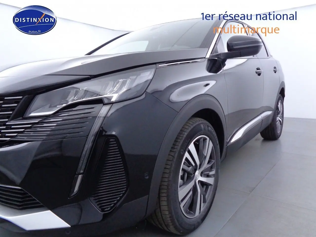 Vue 3/4 avant droit d'un Peugeot 3008 noir perla metal mettant en valeur ses phares LED et jantes alliage biton.