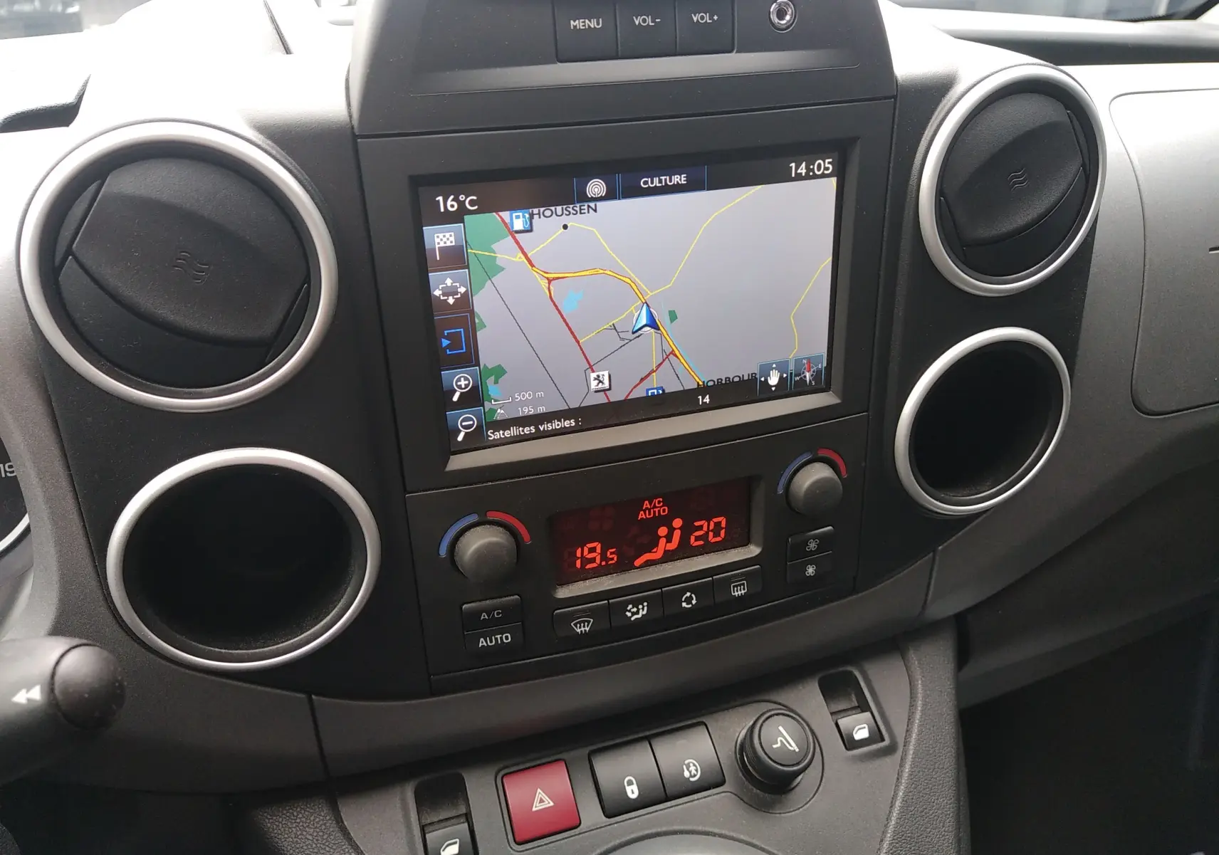 Tableau de bord du Peugeot Partner Tepee HDI 110 BVM Active 2017, avec écran GPS et commandes climatisation visibles.