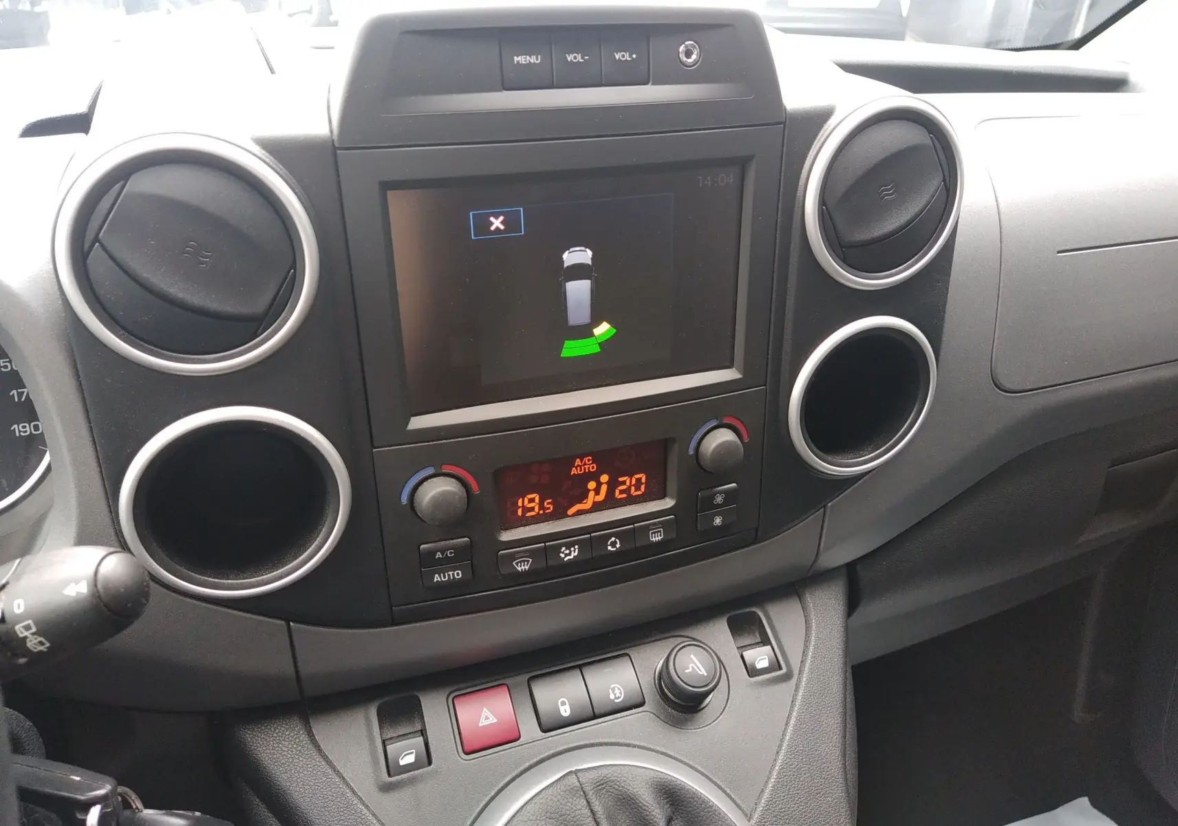 Tableau de bord du Peugeot Partner Tepee HDI 110 BVM Active 2017, avec écran central et commandes de climatisation visibles.