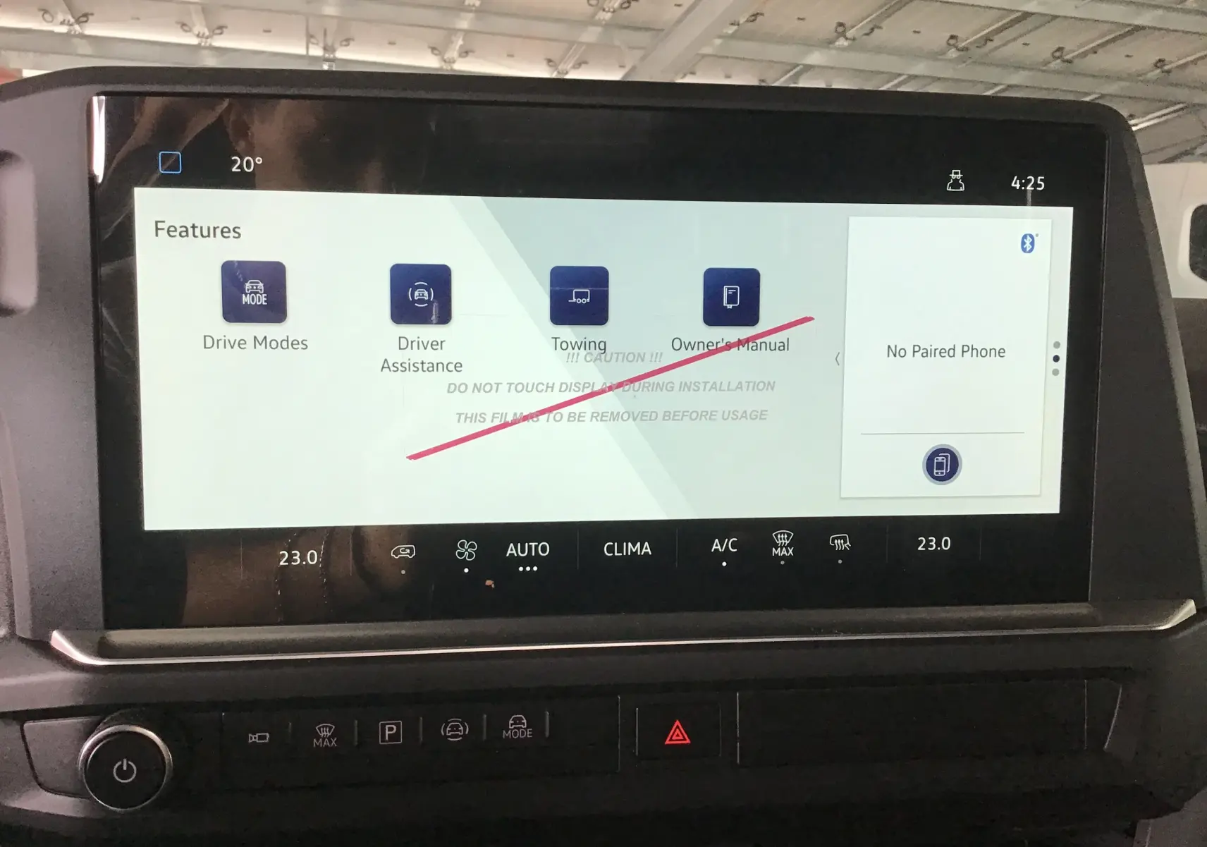 Écran tactile du tableau de bord du Volkswagen Transporter T7 affichant les modes de conduite et assistance conducteur.