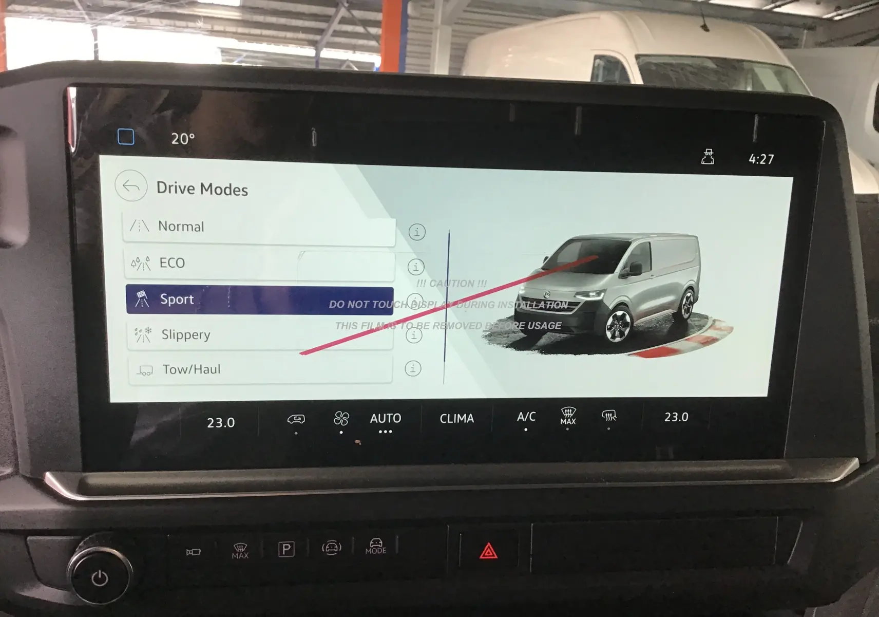 Écran tactile intérieur du Volkswagen Transporter T7 affichant les modes de conduite avec une vue 3D du fourgon gris anthracite.