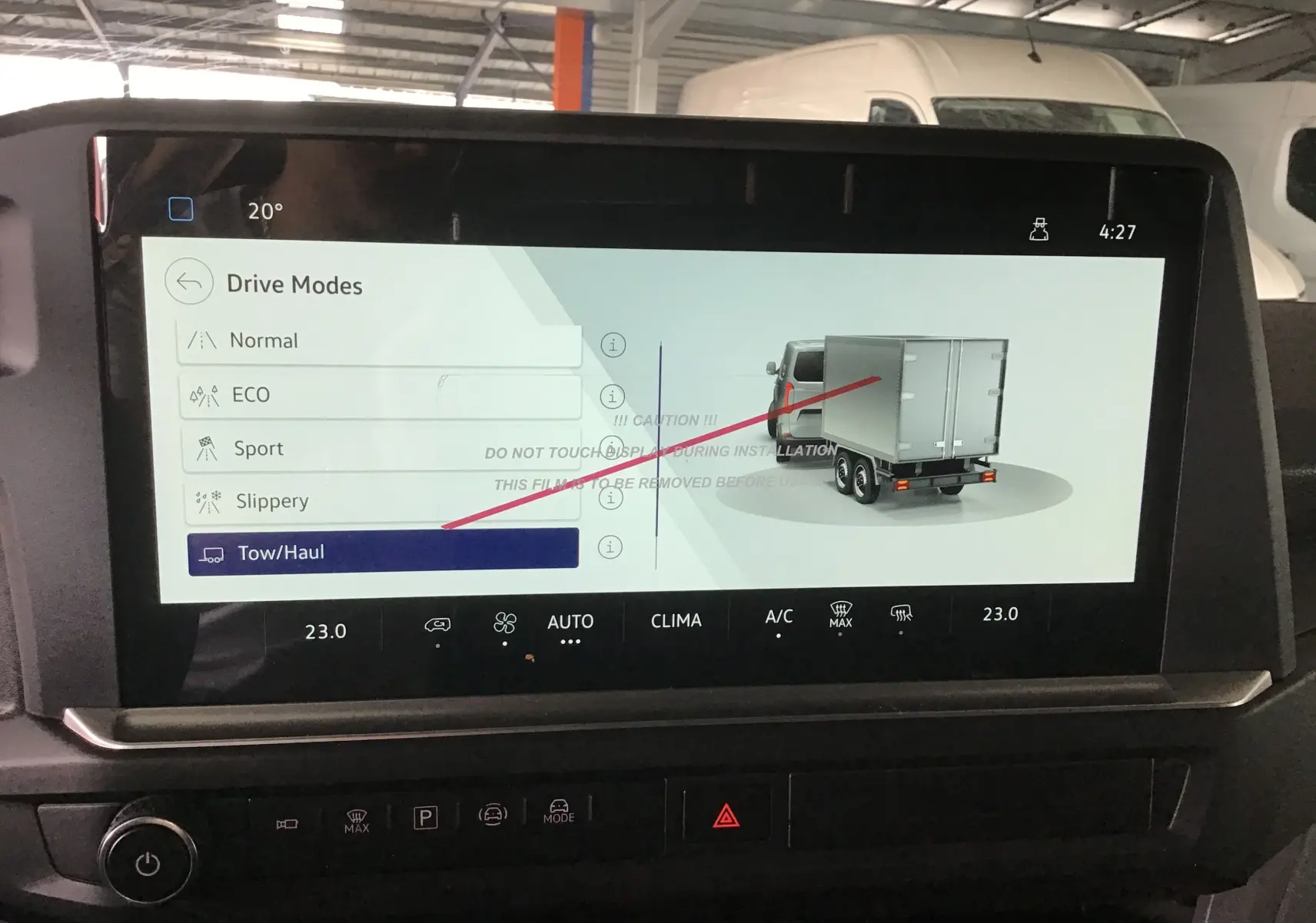 Écran tactile intérieur du Volkswagen Transporter T7 montrant les modes de conduite, avec sélection Tow/Haul.