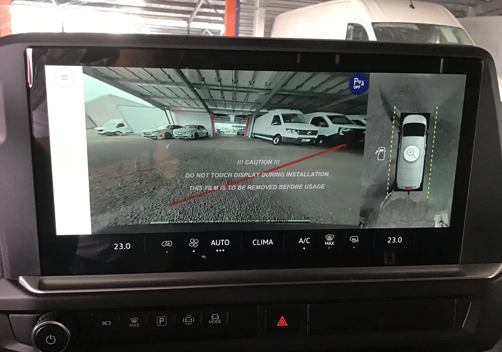 Écran central du Volkswagen Transporter T7 gris anthracite montrant la caméra 360° et l'affichage du parking en vue arrière.