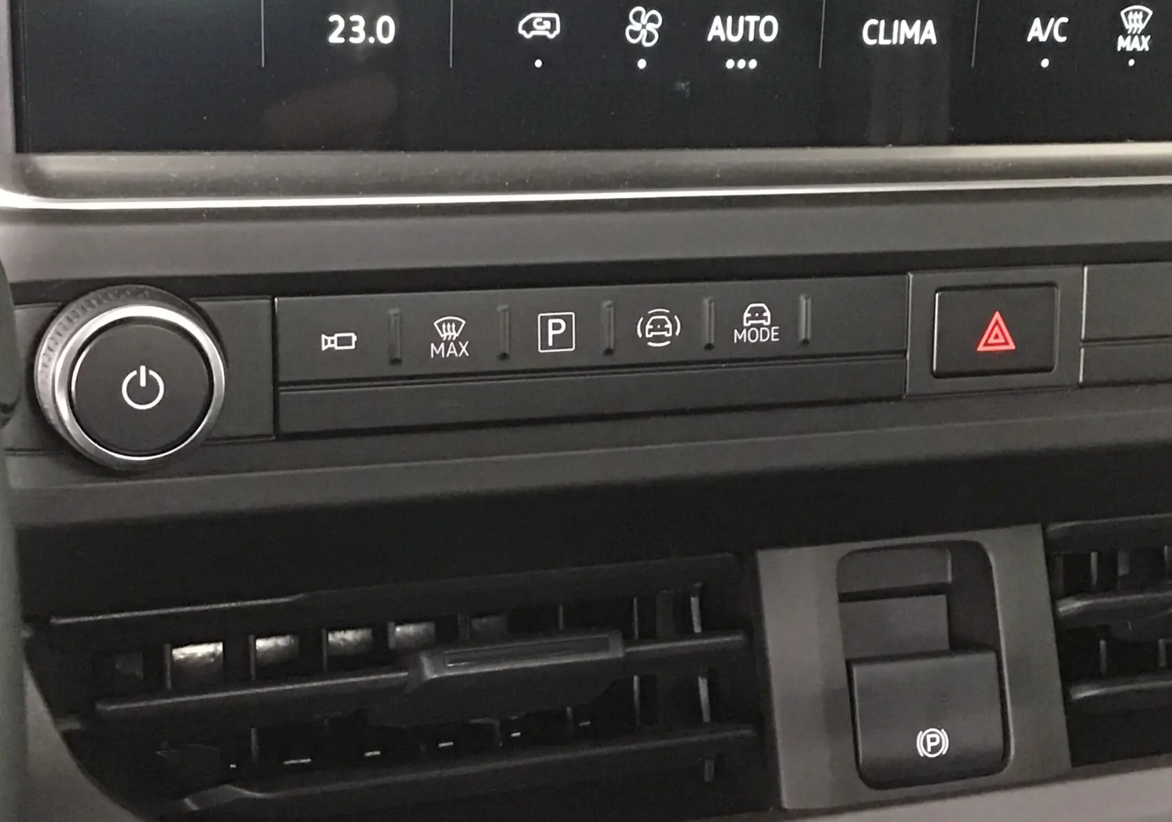 Détail du tableau de bord du Volkswagen Transporter T7 gris anthracite montrant les commandes climatisation et assistance au stationnement.