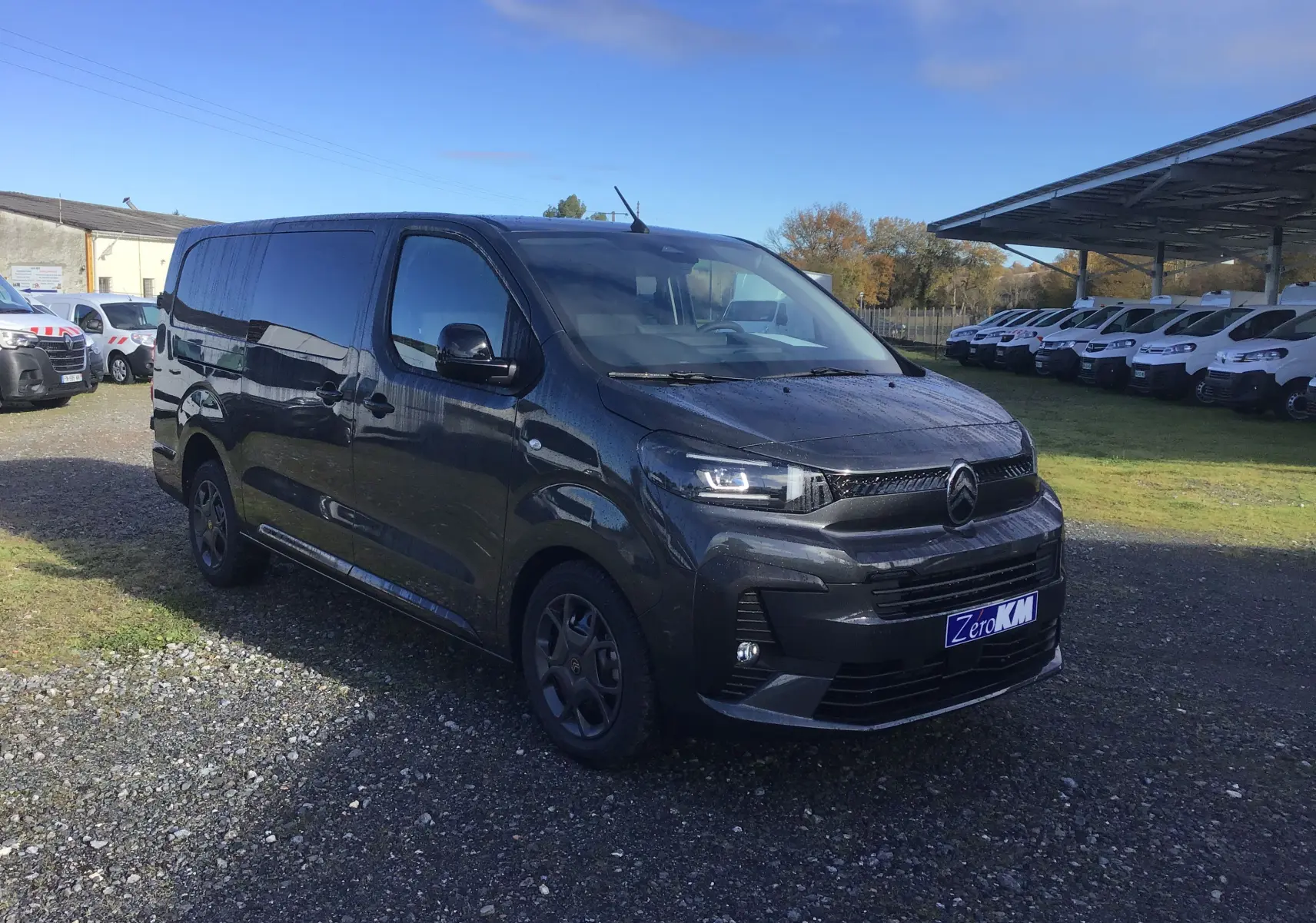 Citroën Jumpy Cabine Approfondie gris titane vu en 3/4 avant droit, avec calandre moderne et phares LED allumés.