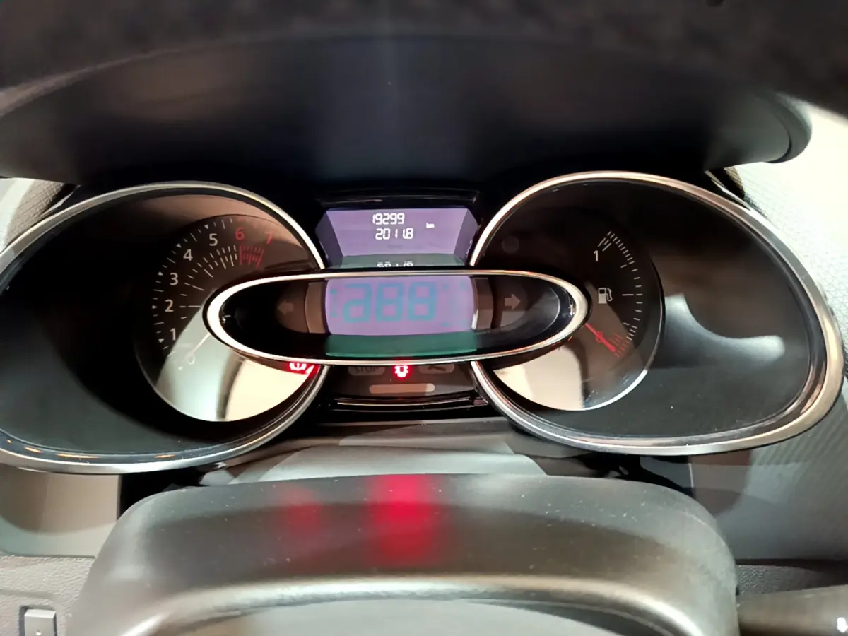 Gros plan sur le tableau de bord de la Renault Clio Business TCe 90 2019, affichage numérique et compte-tours visibles.